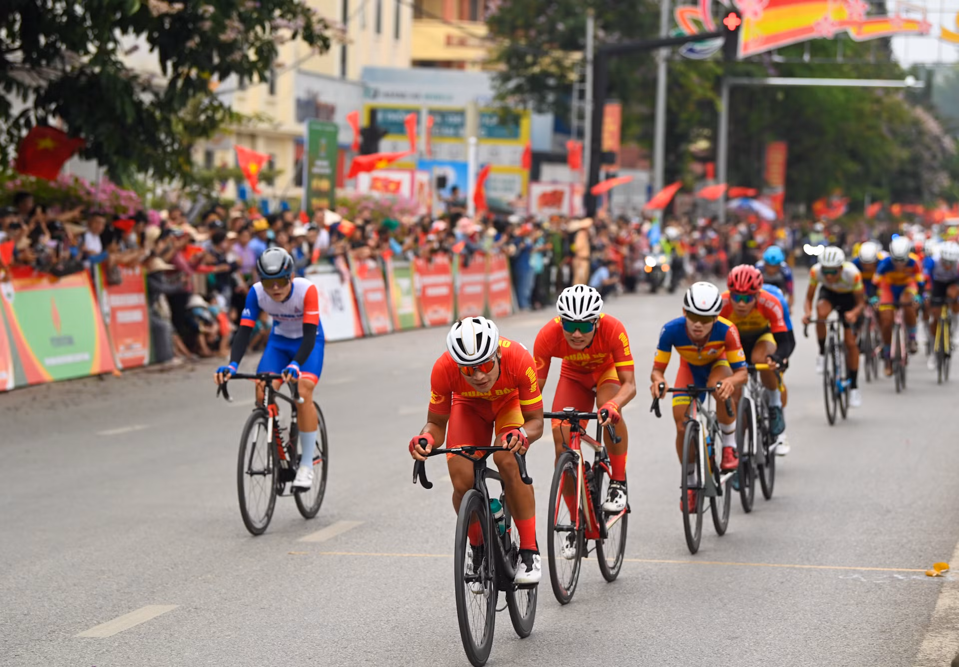 Các cua-rơ cạnh tranh quyết liệt với nhau ngay từ những vòng đua đầu tiên.