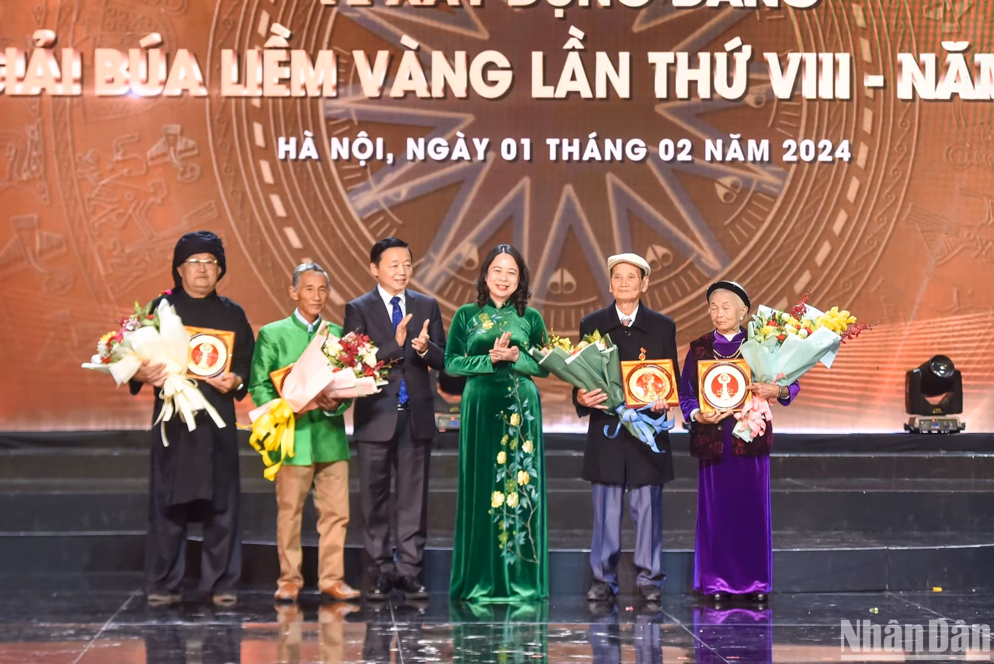 Đồng chí Võ Thị Ánh Xuân, Ủy viên Trung ương Đảng, Phó Chủ tịch nước và đồng chí Trần Hồng Hà, Ủy viên Trung ương Đảng, Phó Thủ tướng Chính phủ trao kỷ niệm chương cho các đảng viên là nhân vật tiêu biểu trong các tác phẩm báo chí đoạt giải.