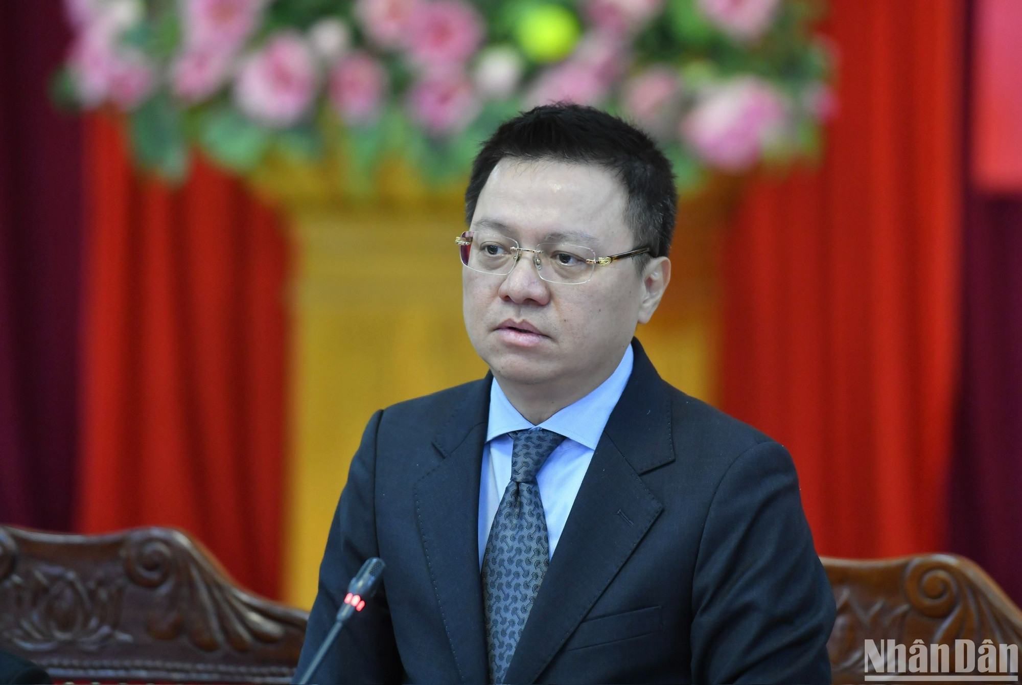 Đồng chí Lê Quốc Minh thông tin về những đổi mới mạnh mẽ của Báo Nhân Dân trong thời gian qua, bày tỏ mong muốn hai bên sẽ phối hợp chặt chẽ hơn nữa để tăng cường thời lượng, số lượng bài viết về tỉnh Nghệ An trên các ấn phẩm của báo.