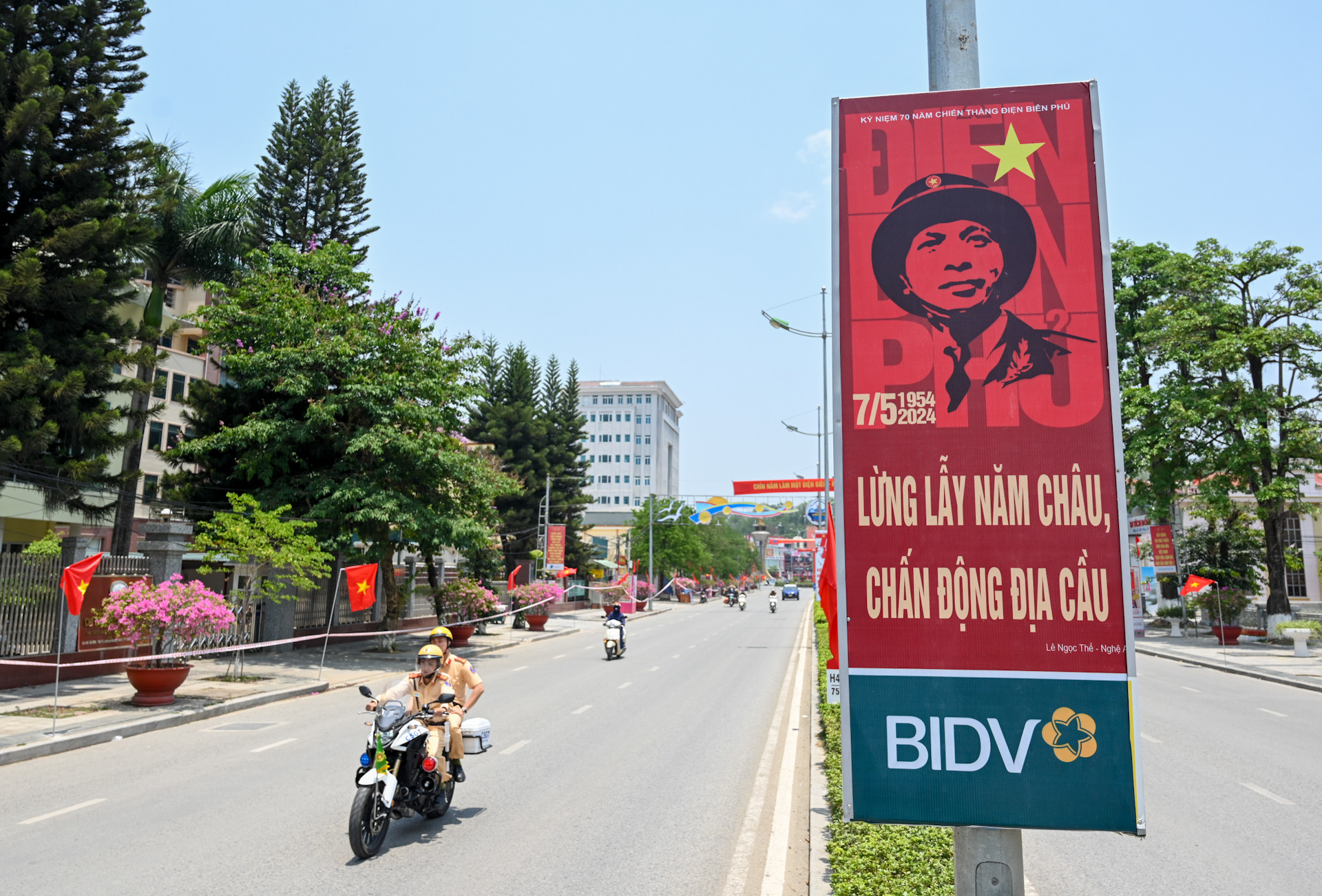 Hình ảnh Chủ tịch Hồ Chí Minh và Đại tướng Võ Nguyên Giáp - Tổng Tư lệnh của chiến dịch Điện Biên Phủ được in trên các tấm pano, biểu ngữ.