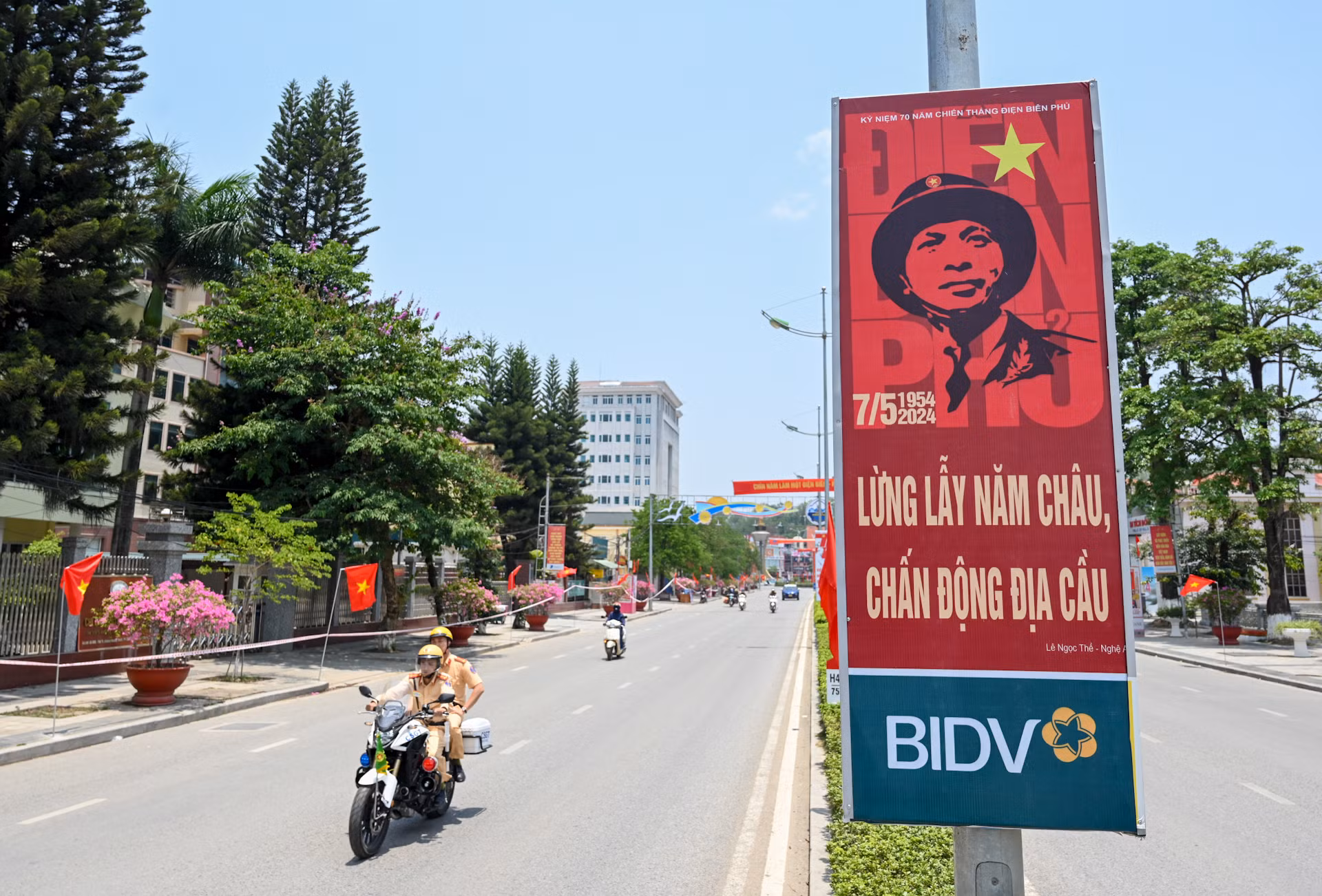 Hình ảnh Chủ tịch Hồ Chí Minh và Đại tướng Võ Nguyên Giáp - Tổng Tư lệnh của chiến dịch Điện Biên Phủ được in trên các tấm pano, biểu ngữ.