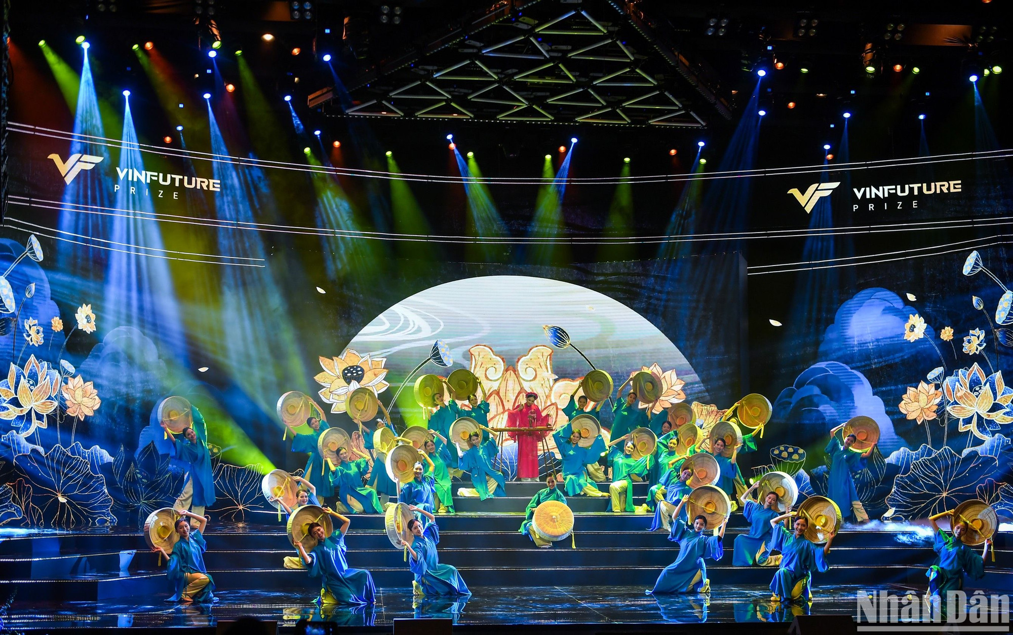 Tiết mục biểu diễn Liên khúc Quan họ Bắc Ninh “Bèo dạt mây trôi" và "Người ơi người ở đừng về”.