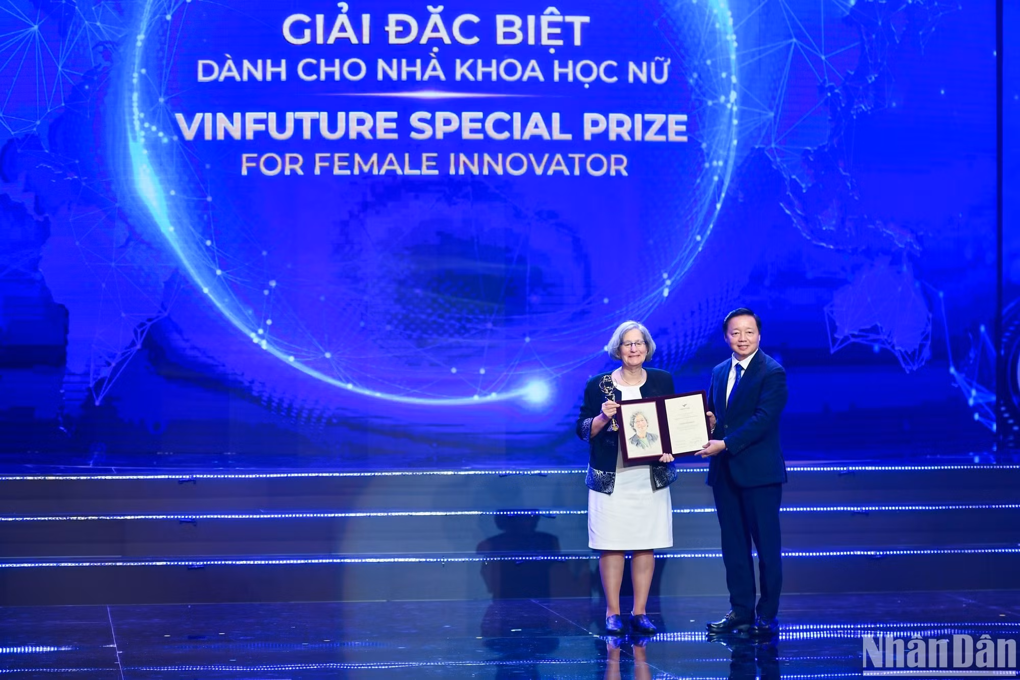 Phó Thủ tướng Trần Hồng Hà trao cúp và bằng chứng nhận cho Giáo sư Susan Solomon (Viện Công nghệ Massachusetts, Hoa Kỳ), chủ nhân Giải đặc biệt dành cho Nhà khoa học nữ, với công trình khám phá cơ chế gây suy giảm tầng ozone ở Nam Cực, góp phần thúc đẩy Nghị định thư Montreal.