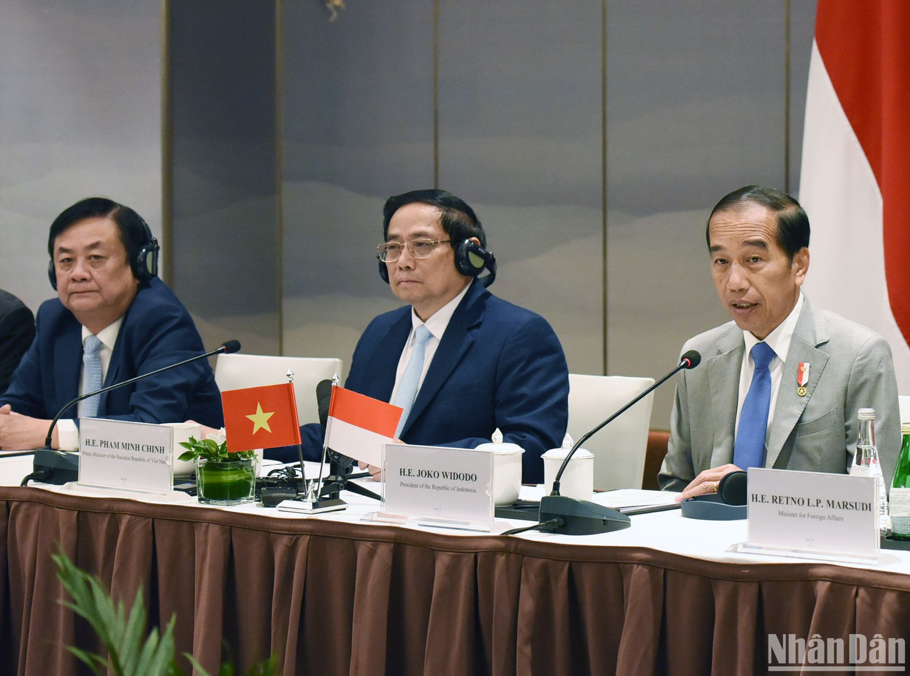 Tổng thống Indonesia Joko Widodo cho rằng Indonesia và Việt Nam có tầm nhìn chung là phấn đấu trở thành nước có thu nhập cao vào năm 2045. Tổng thống hoan nghênh và hy vọng các doanh nghiệp hàng đầu của Việt Nam sẽ hợp tác, đầu tư nhiều hơn nữa vào Indonesia.