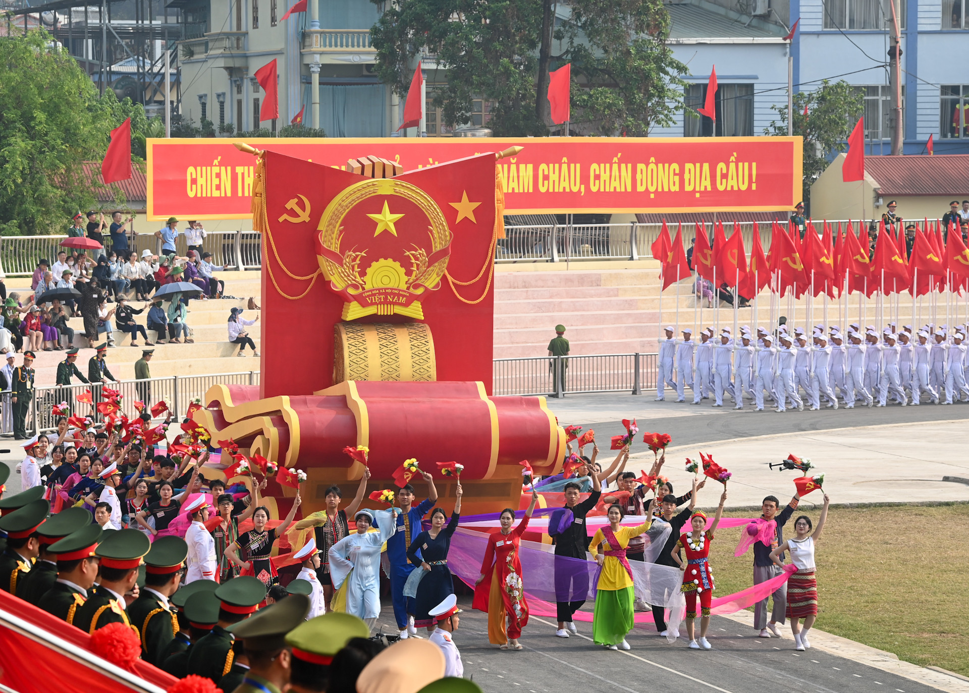 Đội rước Quốc huy tiến qua lễ đài.