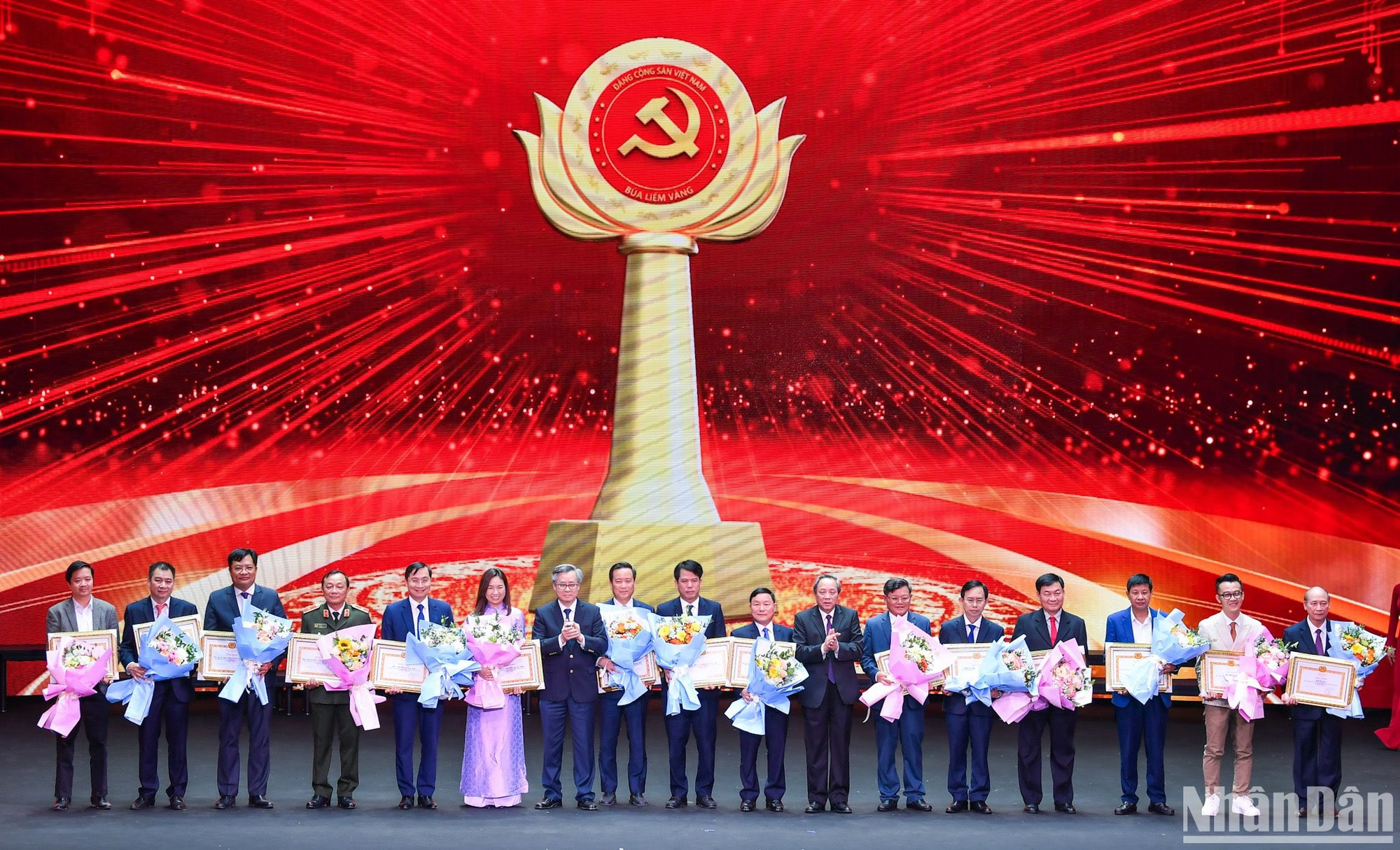 Đồng chí Hoàng Đăng Quang, Ủy viên Trung ương Đảng, Phó Trưởng ban Thường trực Ban Tổ chức Trung ương và đồng chí Nguyễn Quang Dương, Phó Trưởng Ban Tổ chức Trung ương trao bằng khen vinh danh 15 tập thể xuất sắc, tiêu biểu góp phần quan trọng cho thành công của Giải Búa liềm vàng lần thứ IX - năm 2024.