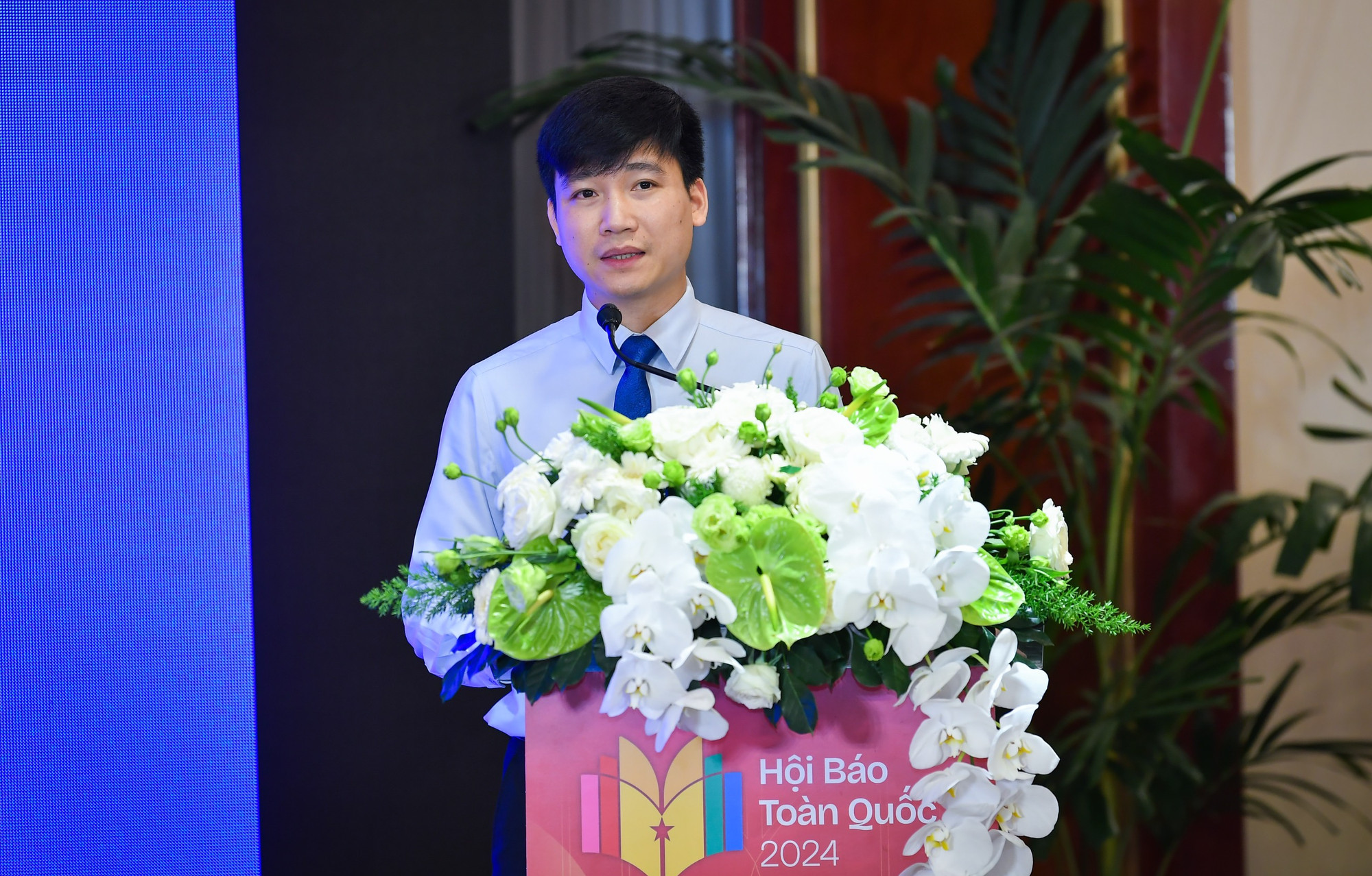 Ông Bùi Công Duyến, Giám đốc sản phẩm Tòa soạn hội tụ ONECMS trình bày tham luận về hệ thống quản trị tòa soạn hiện đại cho các cơ quan báo chí.