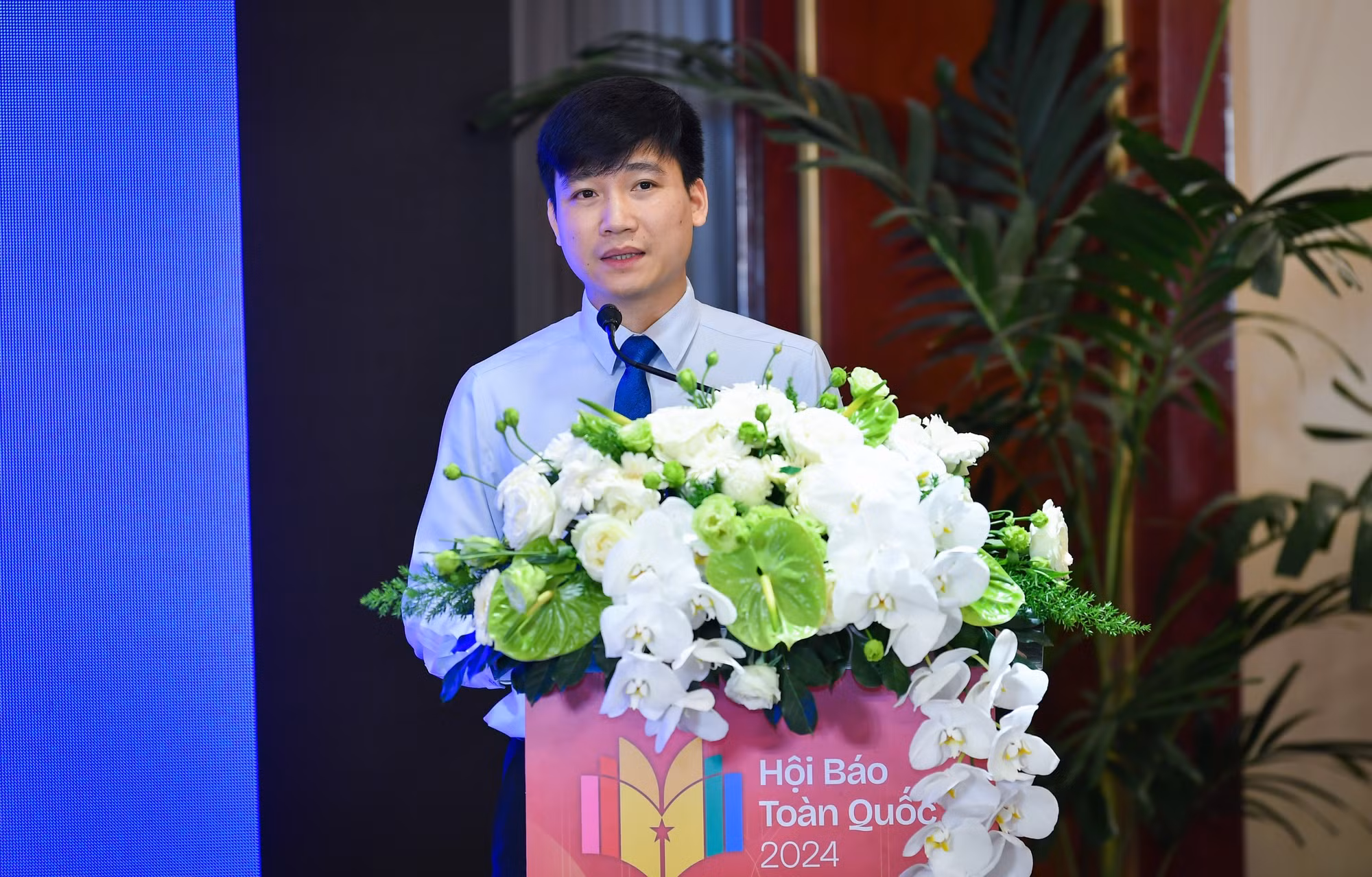 Ông Bùi Công Duyến, Giám đốc sản phẩm Tòa soạn hội tụ ONECMS trình bày tham luận về hệ thống quản trị tòa soạn hiện đại cho các cơ quan báo chí.