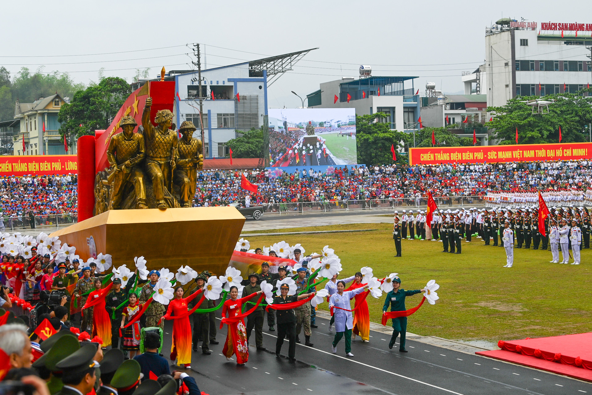 Xe mô hình biểu tượng 70 năm Chiến thắng Điện Biên Phủ.