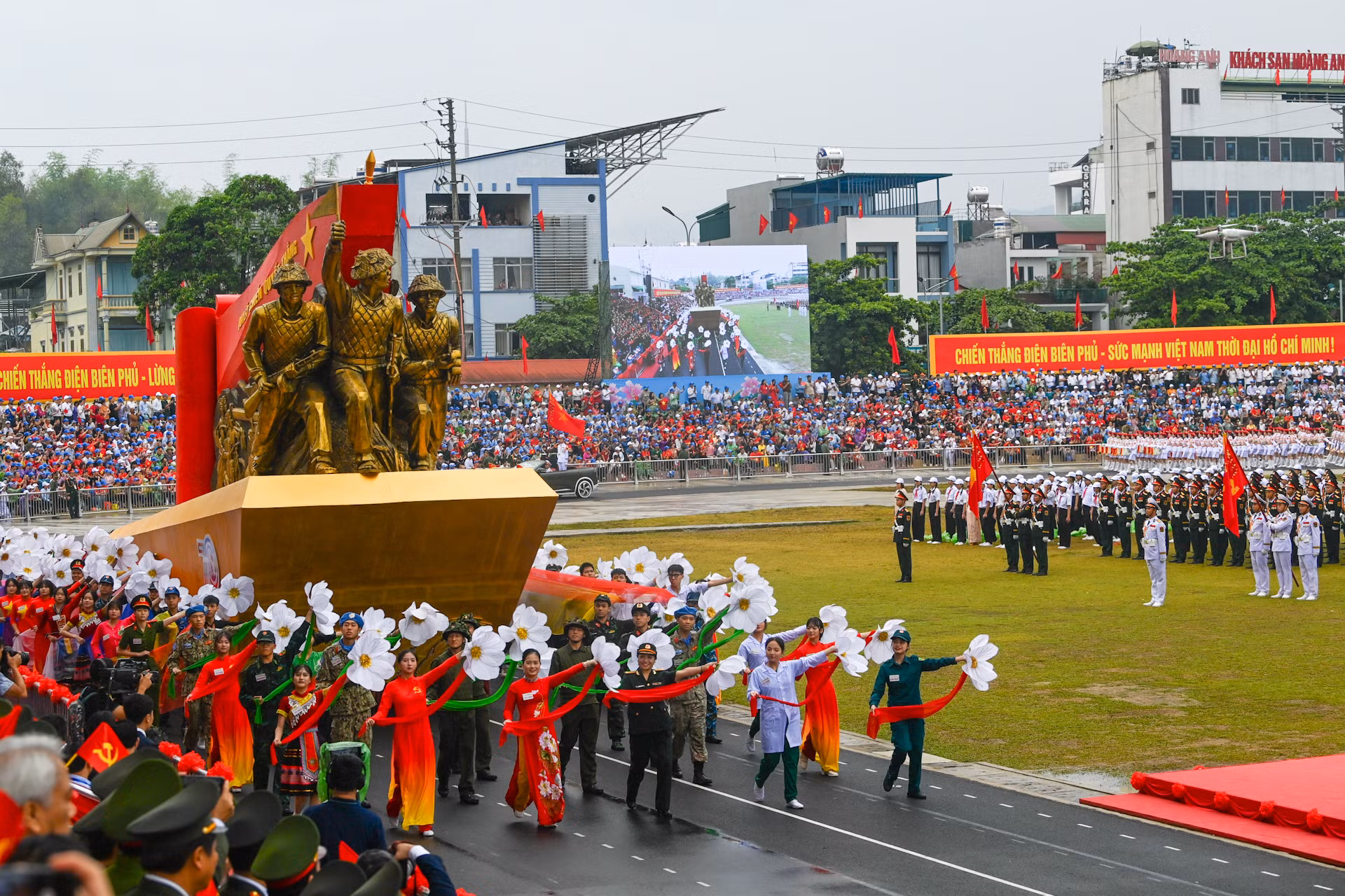 Xe mô hình biểu tượng 70 năm Chiến thắng Điện Biên Phủ.