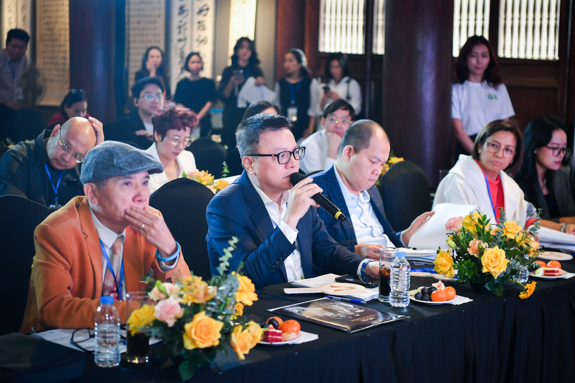 Thành viên Ban Giám khảo đưa ra câu hỏi cho các dự án.