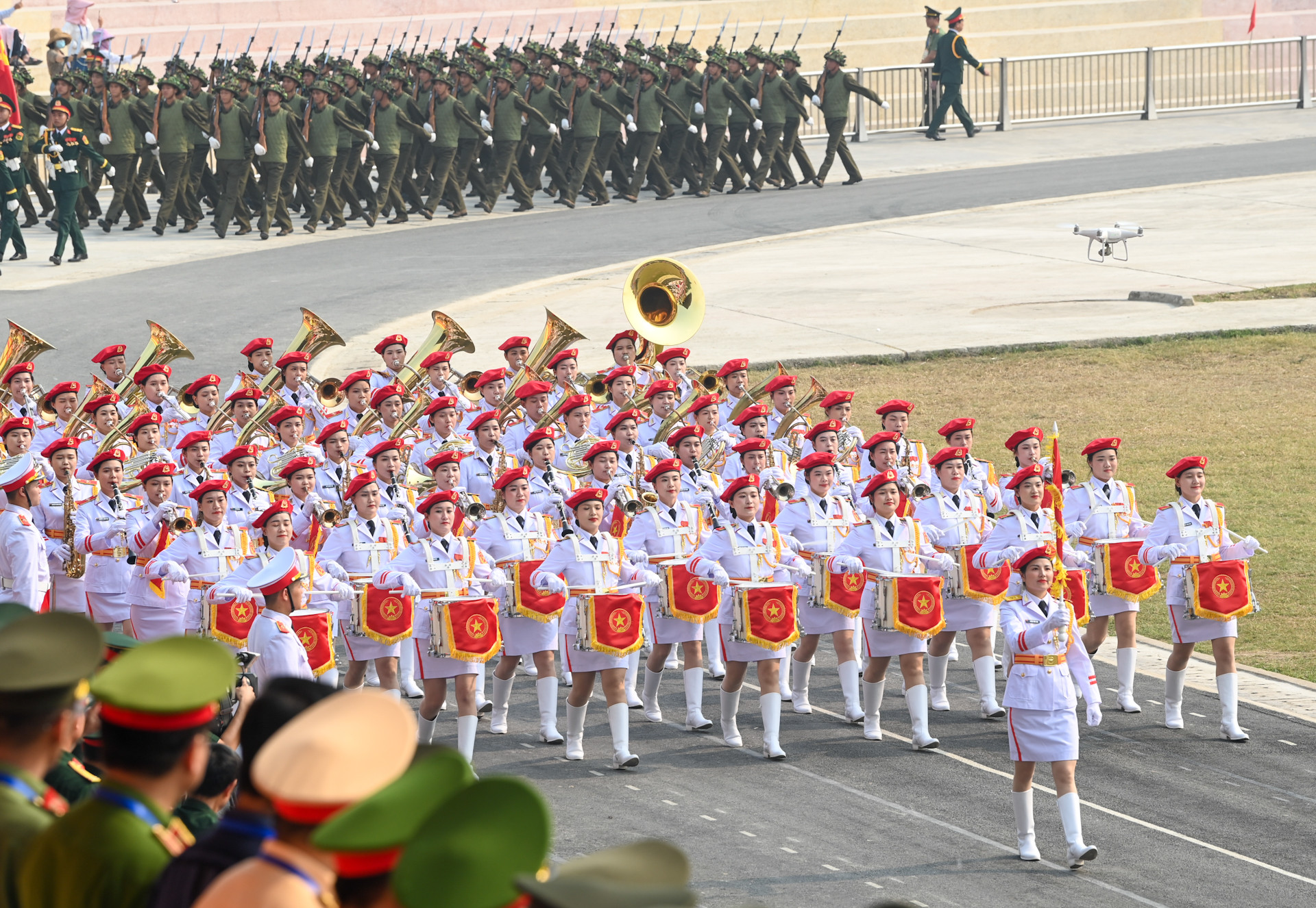 Khối nữ quân nhạc diễu hành tại buổi tổng duyệt.