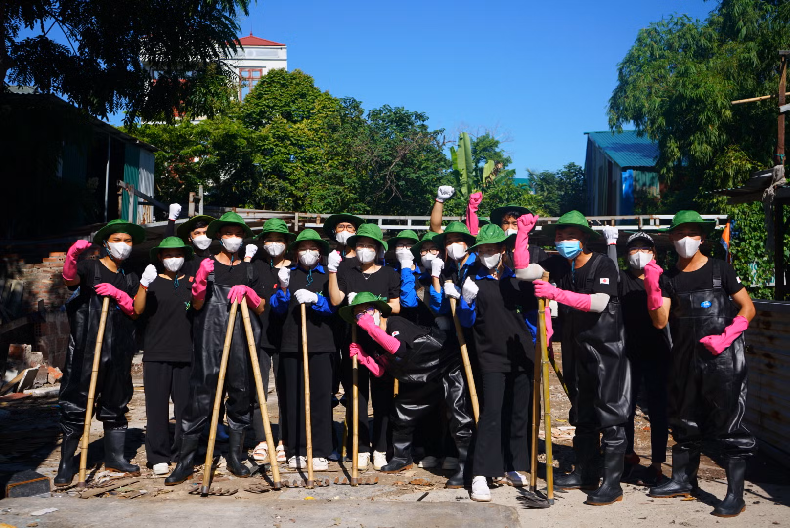 Những trang bị như đồ bảo hộ không thấm nước, găng tay, rổ, cào, gậy… đã sẵn sàng để “chiến đấu” với dòng nước đen kịt, bạt ngàn những bọc rác, vỏ chai nhựa, vỏ hộp giấy đang bốc mùi hôi thối.