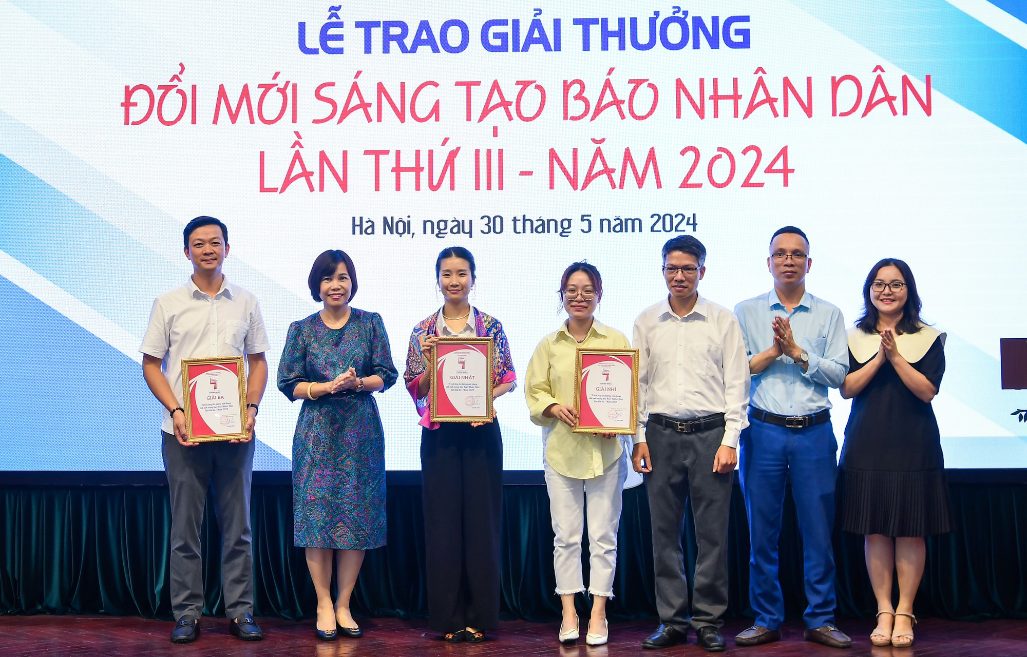 Đồng chí Trần Thị Kiều Thanh Bình, Chủ tịch Công đoàn Báo Nhân Dân và đồng chí Lê Khánh Bình, Bí thư Đoàn Báo Nhân Dân trao giải cho các đội có phần thi thuyết trình ấn tượng.