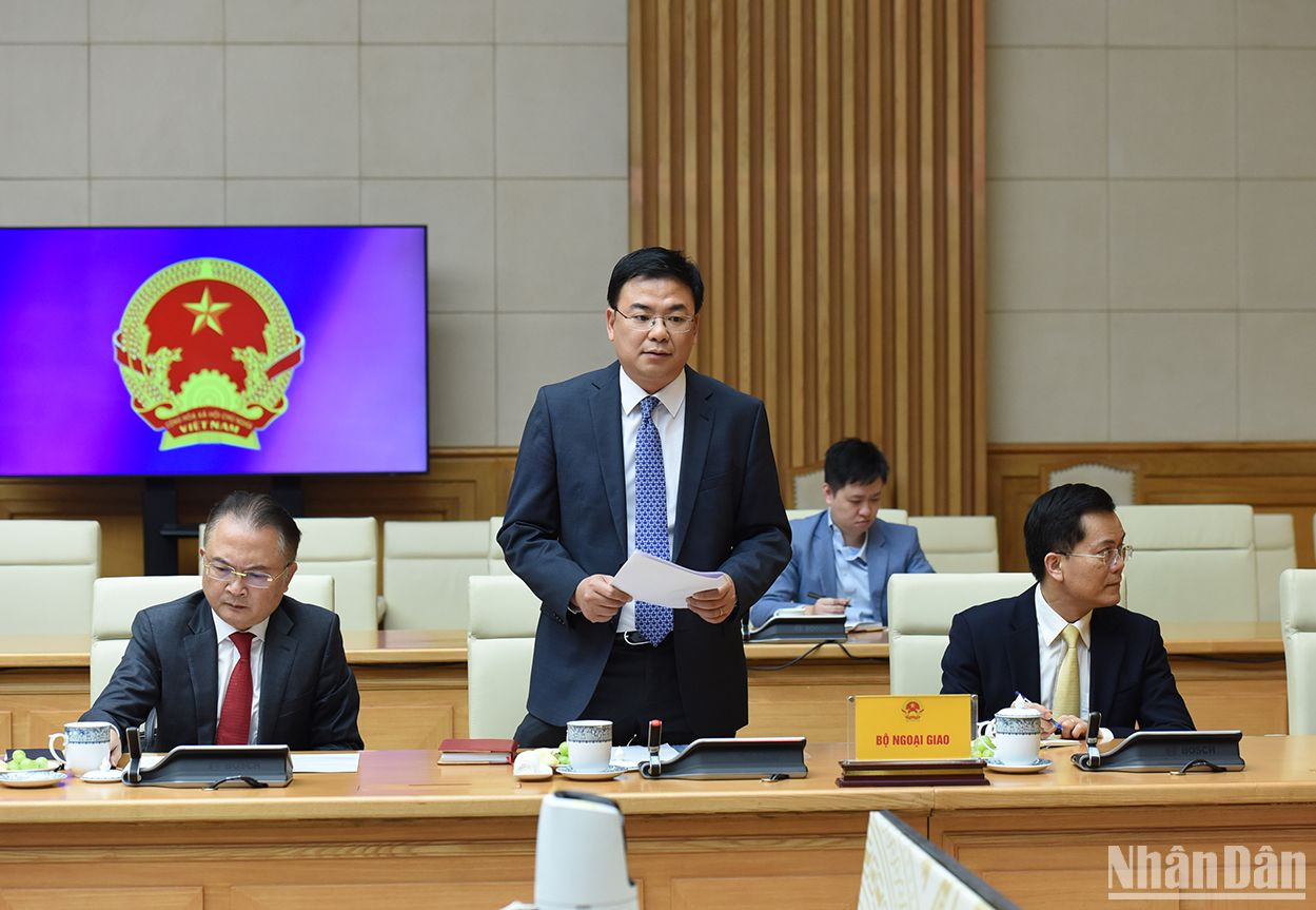 Đại diện lãnh đạo Bộ Ngoại giao báo cáo về chương trình hành động, các nhiệm vụ trọng tâm trong nhiệm kỳ nhằm thực hiện đường lối đối ngoại của Đảng và Nhà nước ta, xây dựng nền ngoại giao toàn diện, hiện đại với các trụ cột đối ngoại Đảng, ngoại giao Nhà nước, đối ngoại nhân dân.