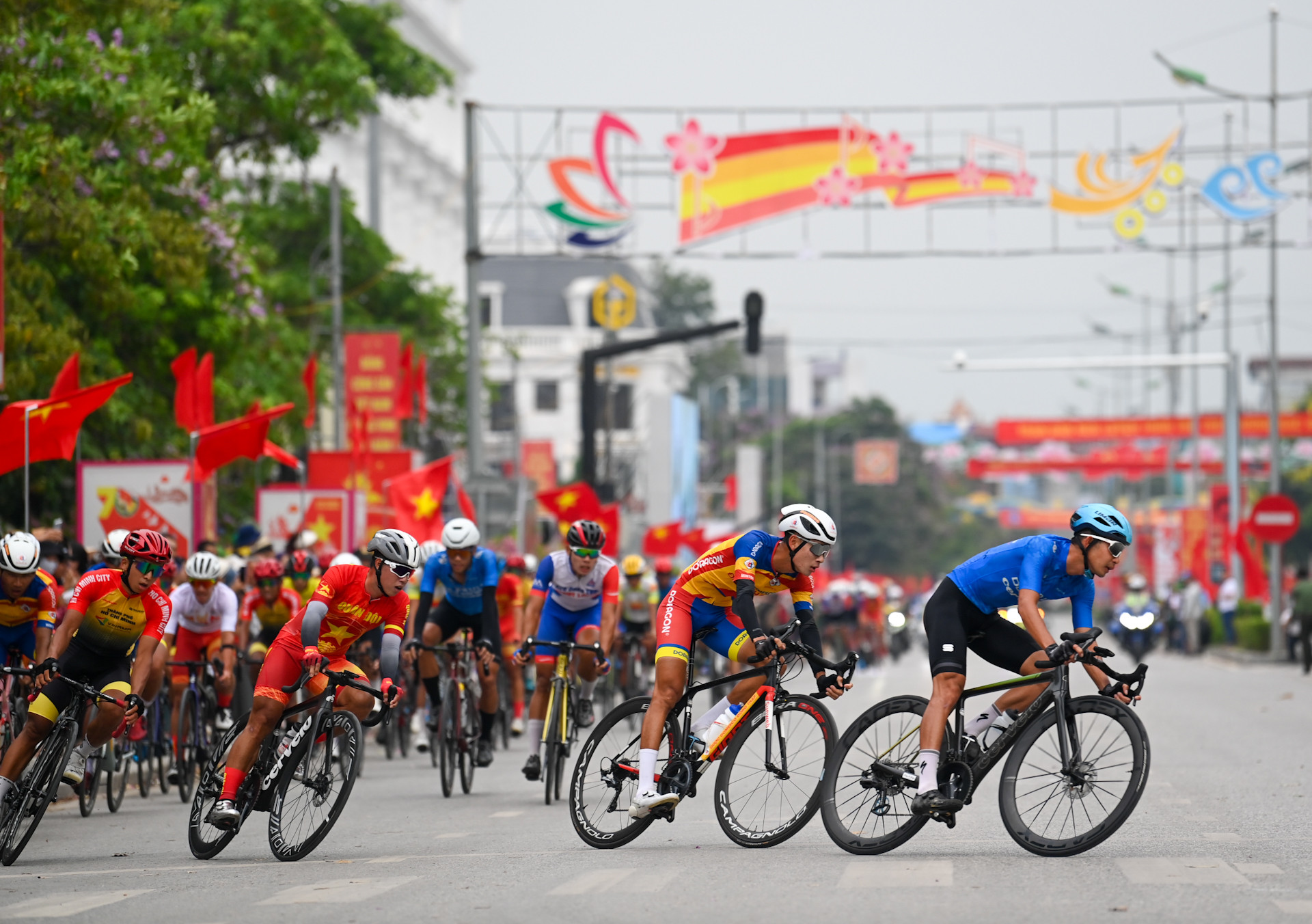 Chiều dài mỗi vòng đua là 2,4km, thi đấu 17 vòng (tổng cự ly 40,8km).