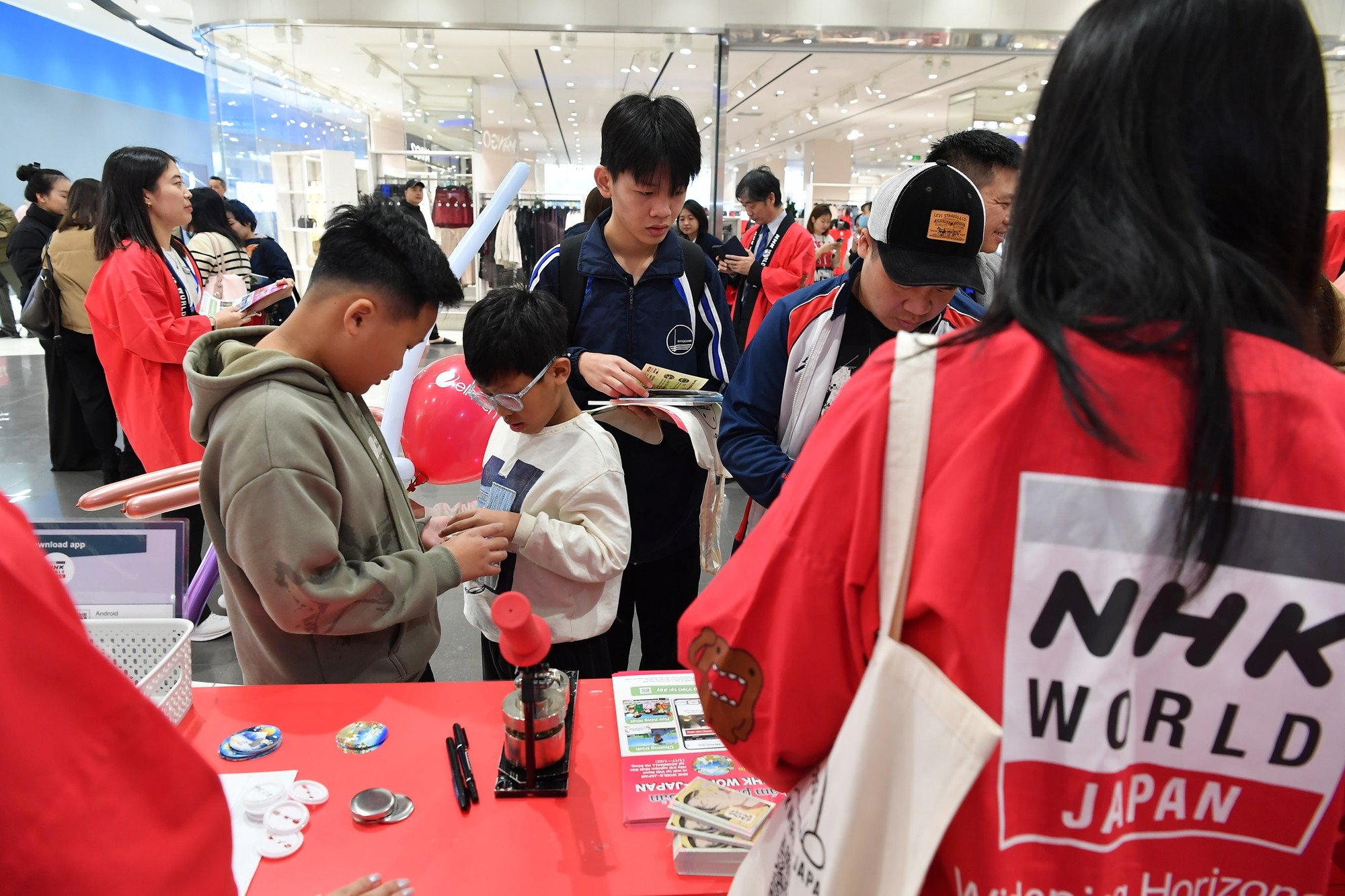 Nhiều bạn trẻ hào hứng tham gia các trò chơi tương tác tại sự kiện. Nhiều bạn trẻ hào hứng tham gia các trò chơi tương tác tại sự kiện.