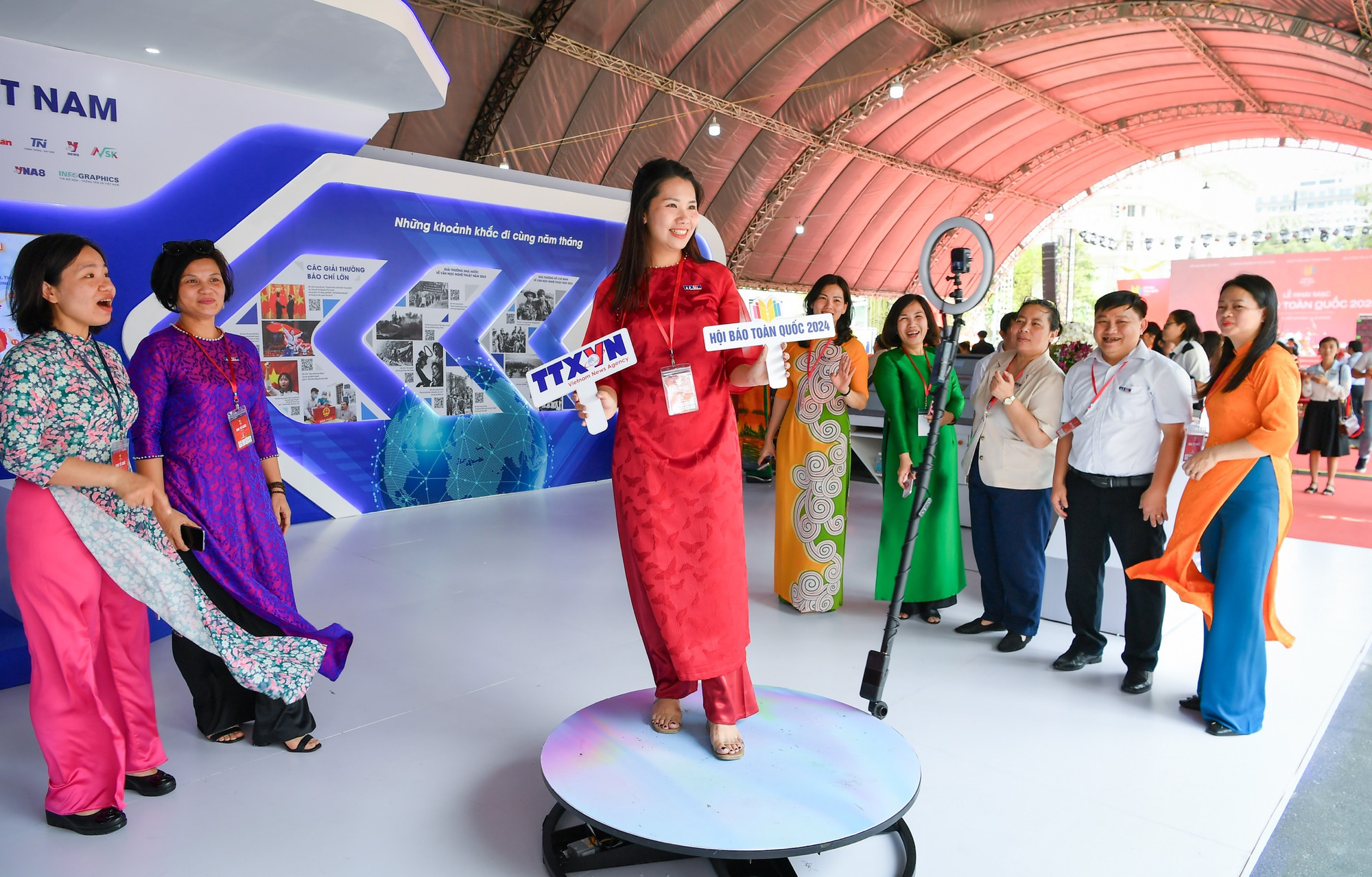 Khoảnh khắc thú vị tại gian trưng bày của Thông tấn xã Việt Nam.