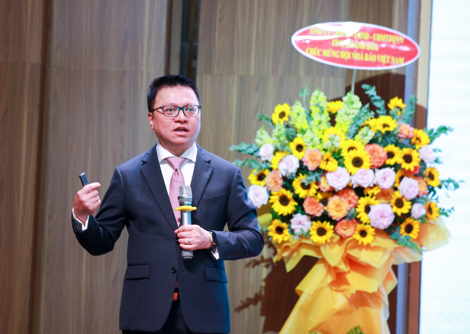 Tổng Biên tập Báo Nhân Dân Lê Quốc Minh chia sẻ tại Hội nghị. (Ảnh: SƠN HẢI)