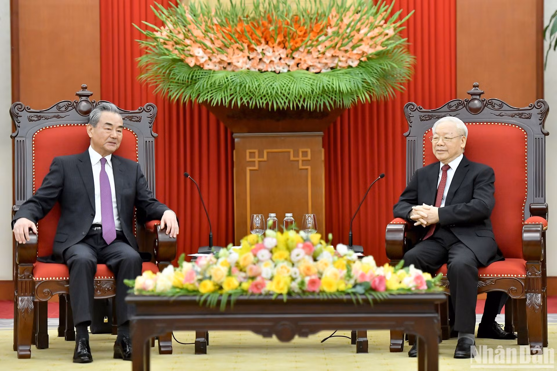 Tổng Bí thư Nguyễn Phú Trọng và đồng chí Vương Nghị, Ủy viên Bộ Chính trị, Chủ nhiệm Văn phòng Ủy ban công tác Đối ngoại Trung ương Đảng Cộng sản Trung Quốc, Bộ trưởng Ngoại giao Trung Quốc.
