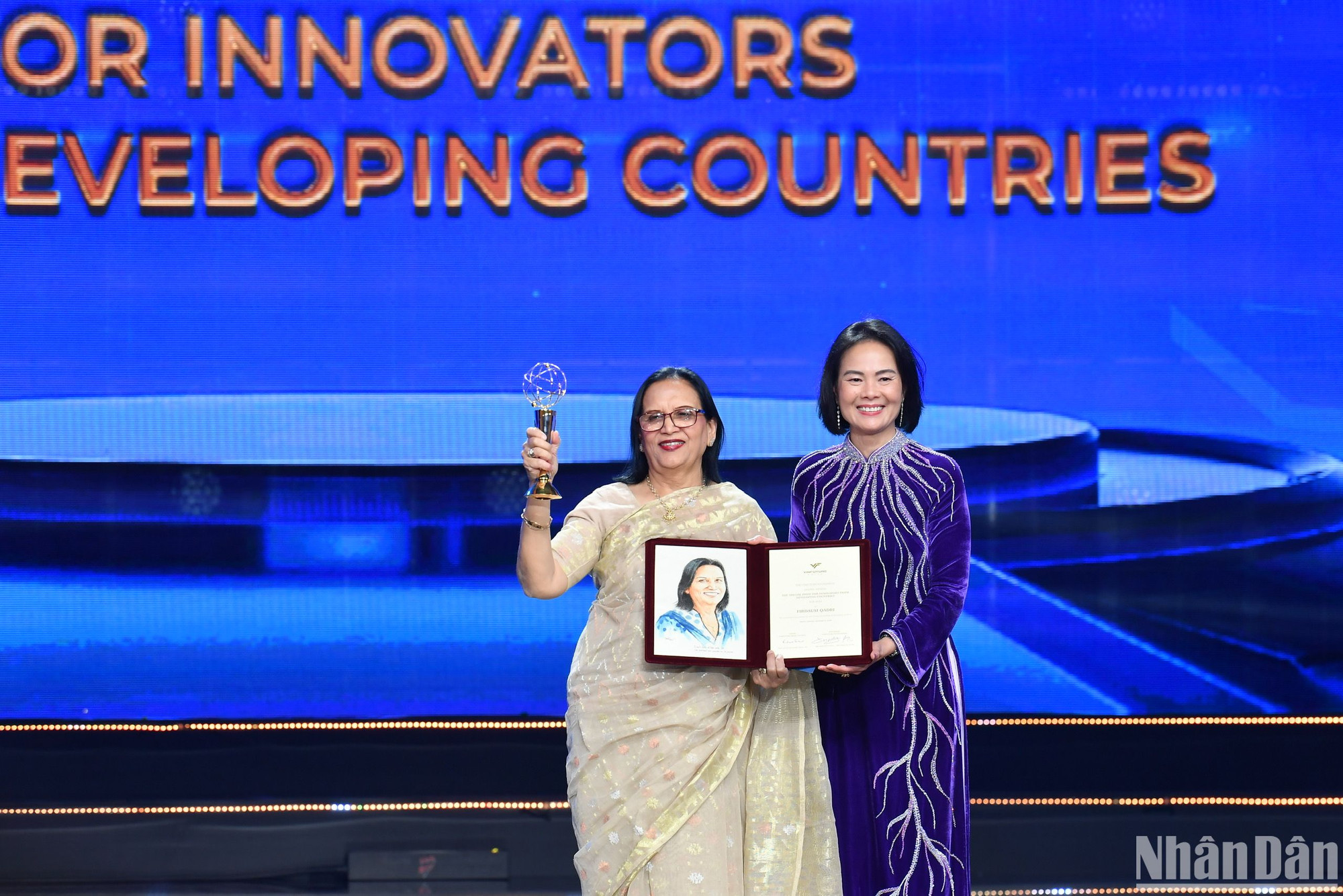 Giáo sư Nguyễn Thục Quyên - Chủ tịch Hội đồng Sơ khảo VinFuture trao cup và chứng nhận cho Tiến sĩ Firdausi Qadri, người nhận giải Đặc biệt cho nhà khoa học đến từ các nước đang phát triển với công trình: đổi mới cải tiến vaccine dạng uống ngừa bệnh tả ở các nước đang phát triển. (Ảnh: THÀNH ĐẠT)