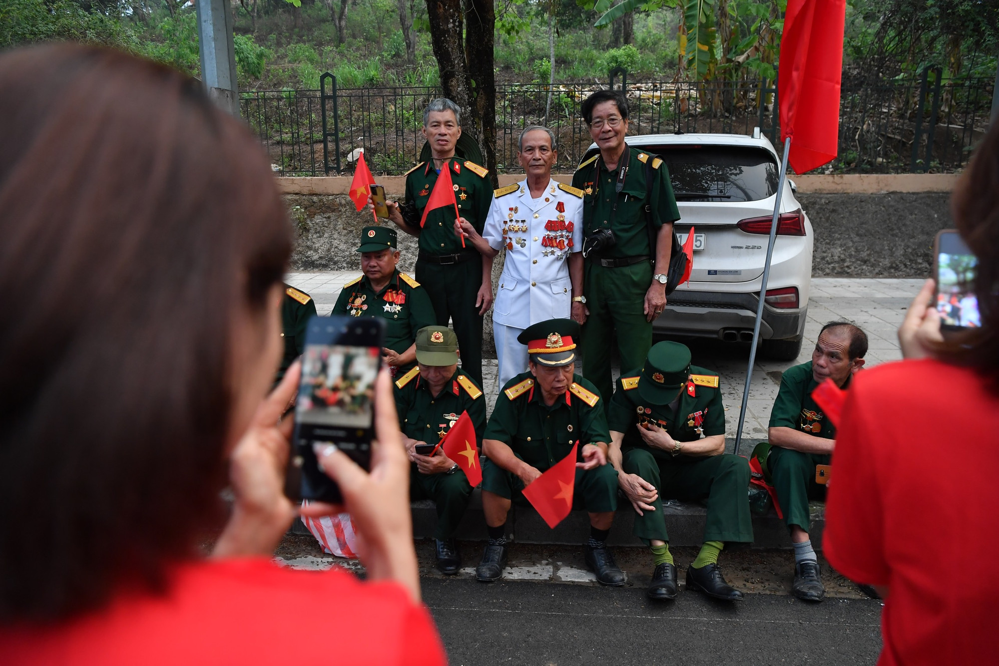 Các cựu chiến binh tranh thủ ghi lại những khoảnh khắc đặc biệt.