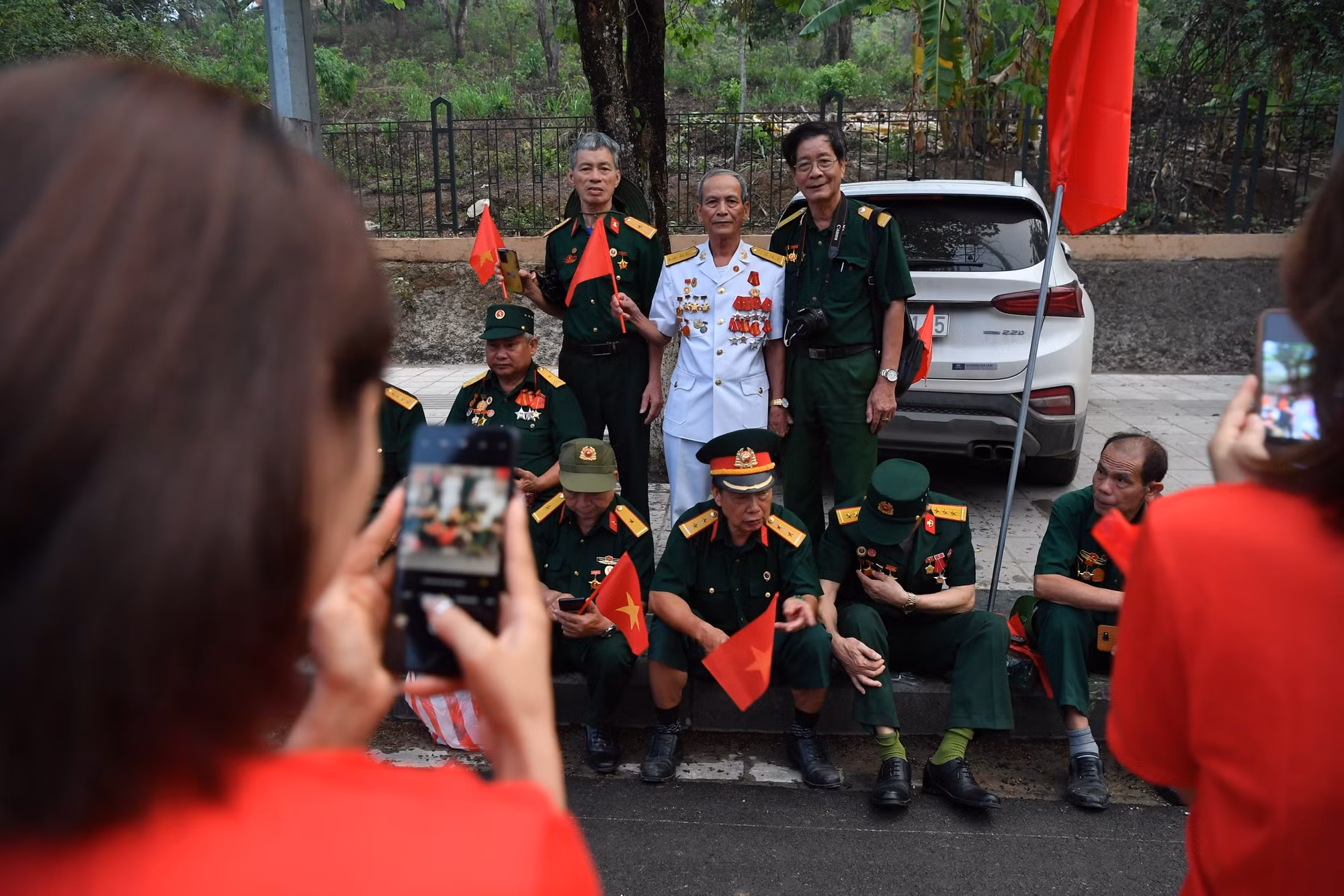 Các cựu chiến binh tranh thủ ghi lại những khoảnh khắc đặc biệt.