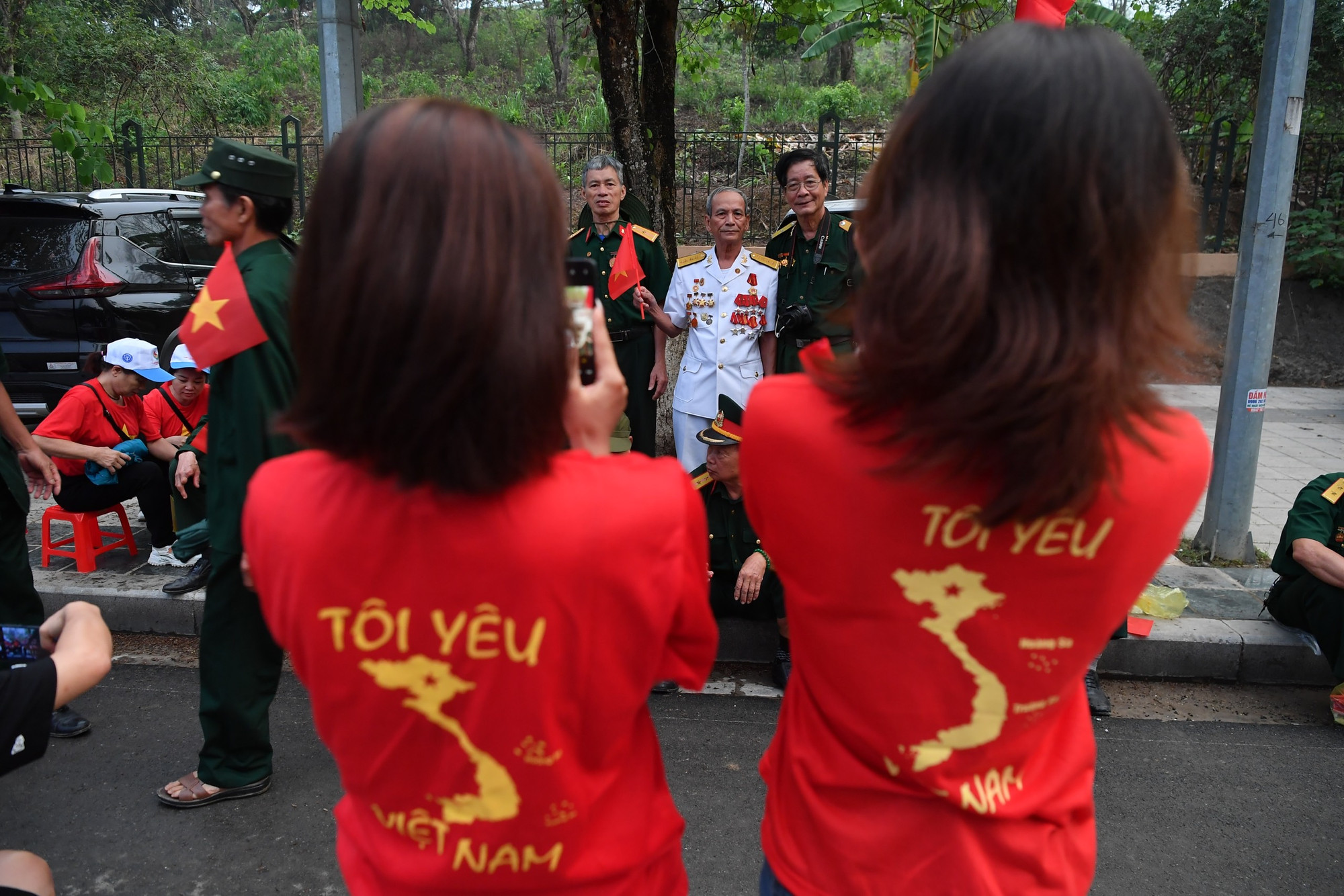 Các bạn trẻ mặc áo cờ đỏ sao vàng, đằng sau in hình bản đồ đất nước với dòng chữ "Tôi yêu Việt Nam", thể hiện niềm tự hào dân tộc trong ngày kỷ niệm trọng đại.