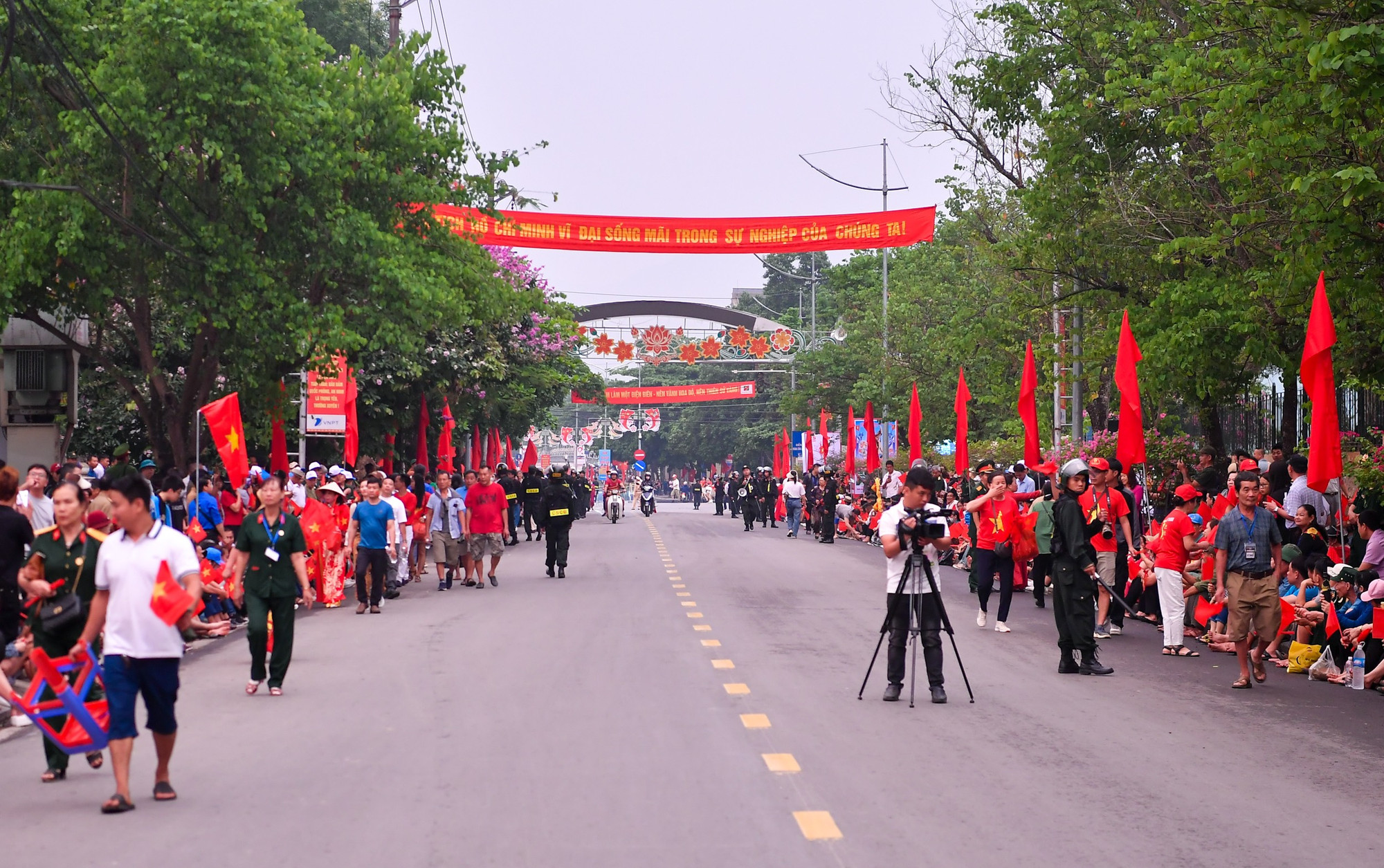 Đông đảo người dân và du khách có mặt hai bên đường các tuyến phố lớn.