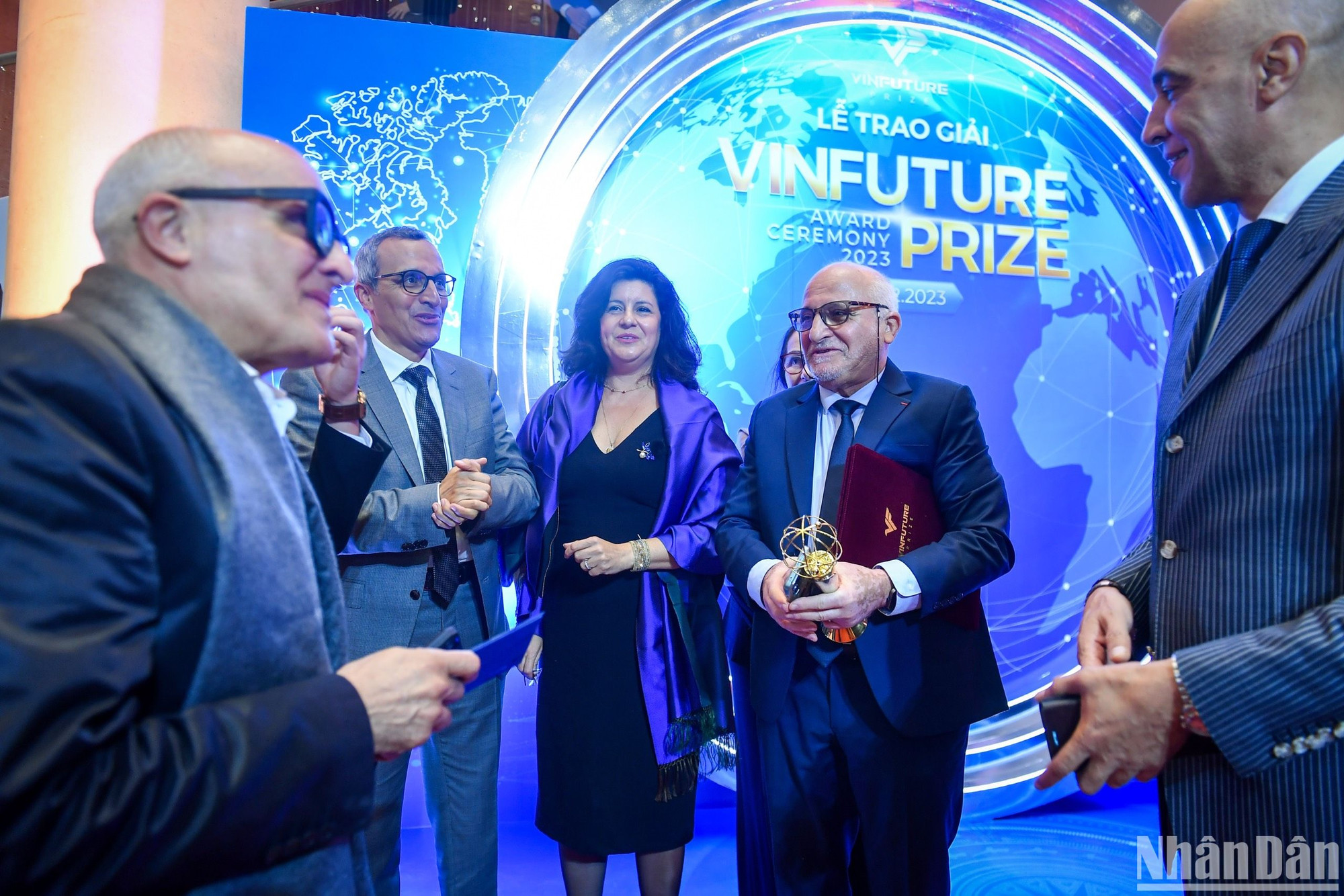 Các nhà khoa học và các đại biểu trao đổi, trò chuyện sau Lễ trao giải.