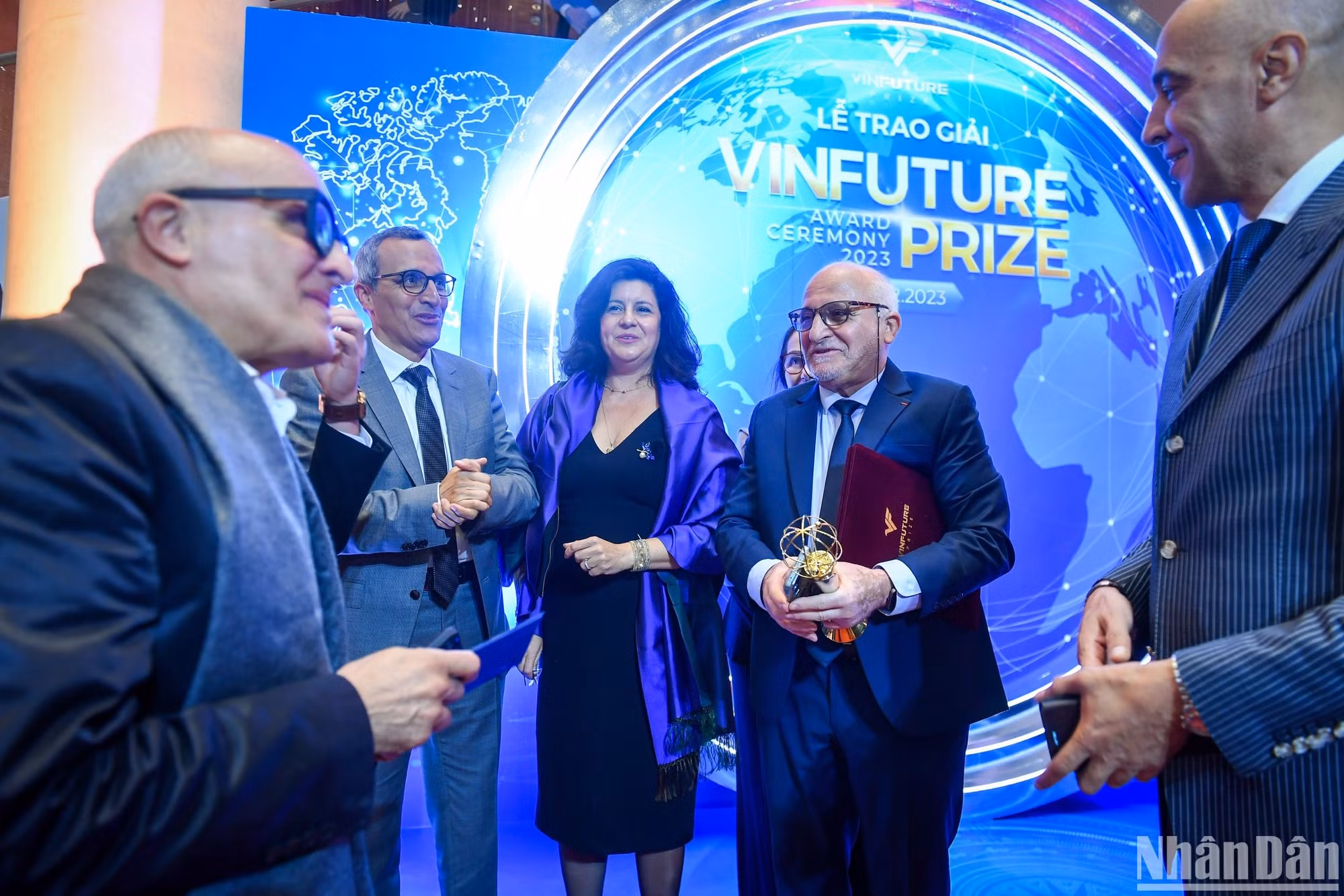 Các nhà khoa học và các đại biểu trao đổi, trò chuyện sau Lễ trao giải.