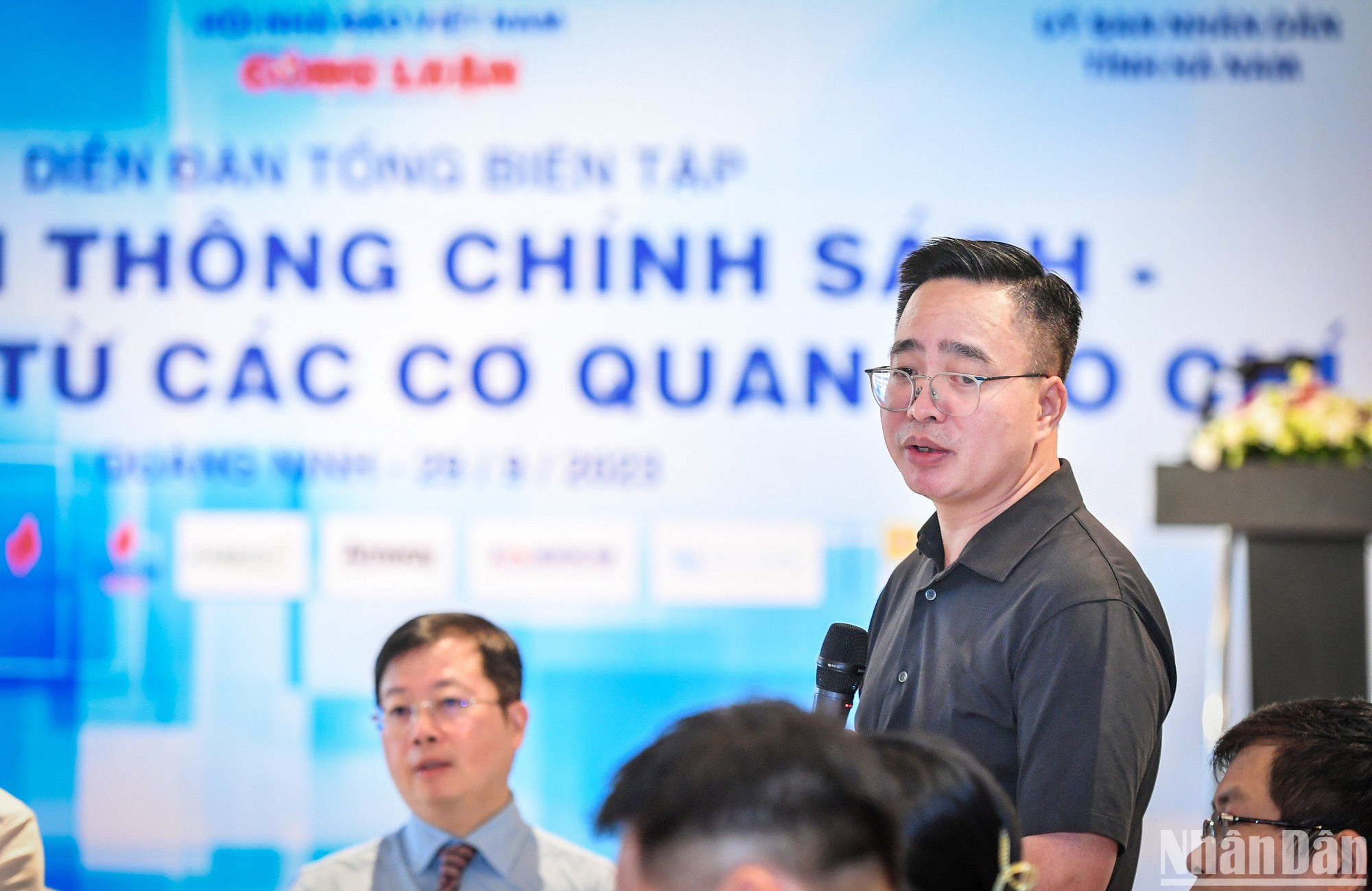 Phó Tổng Giám đốc Đài Tiếng nói Việt Nam (VOV) Phạm Mạnh Hùng trình bày tham luận tại Diễn đàn. (Ảnh: THÀNH ĐẠT)