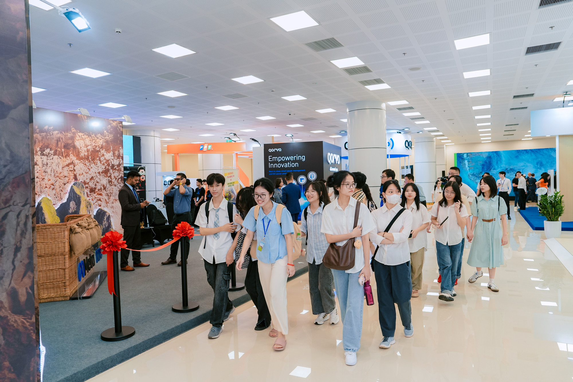 Trong ngày khai mạc, các gian hàng trưng bày thu hút rất đông các bạn học sinh, sinh viên đến tham quan với mong muốn được trải nghiệm các công nghệ tiên tiến hiện nay.