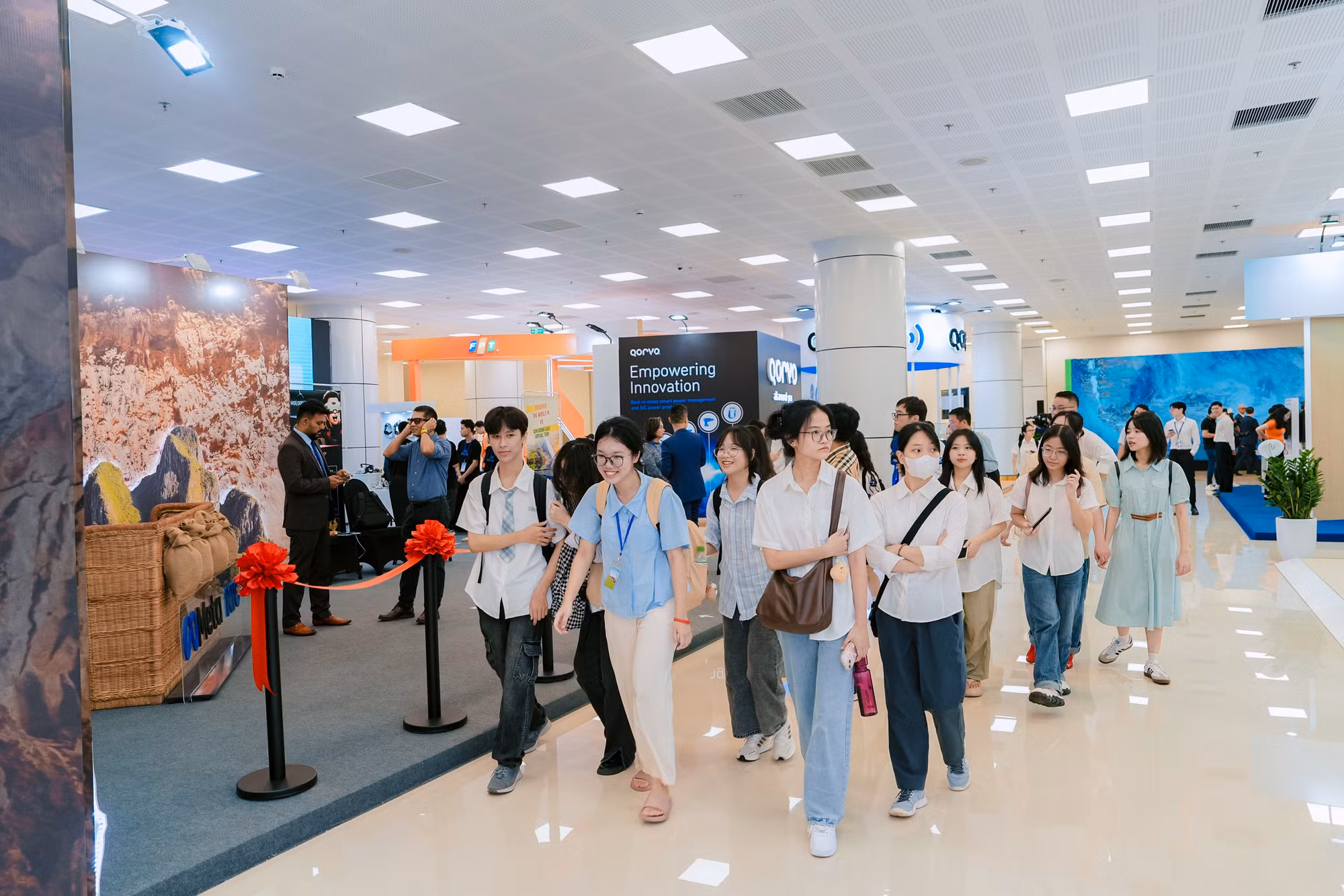 Trong ngày khai mạc, các gian hàng trưng bày thu hút rất đông các bạn học sinh, sinh viên đến tham quan với mong muốn được trải nghiệm các công nghệ tiên tiến hiện nay.