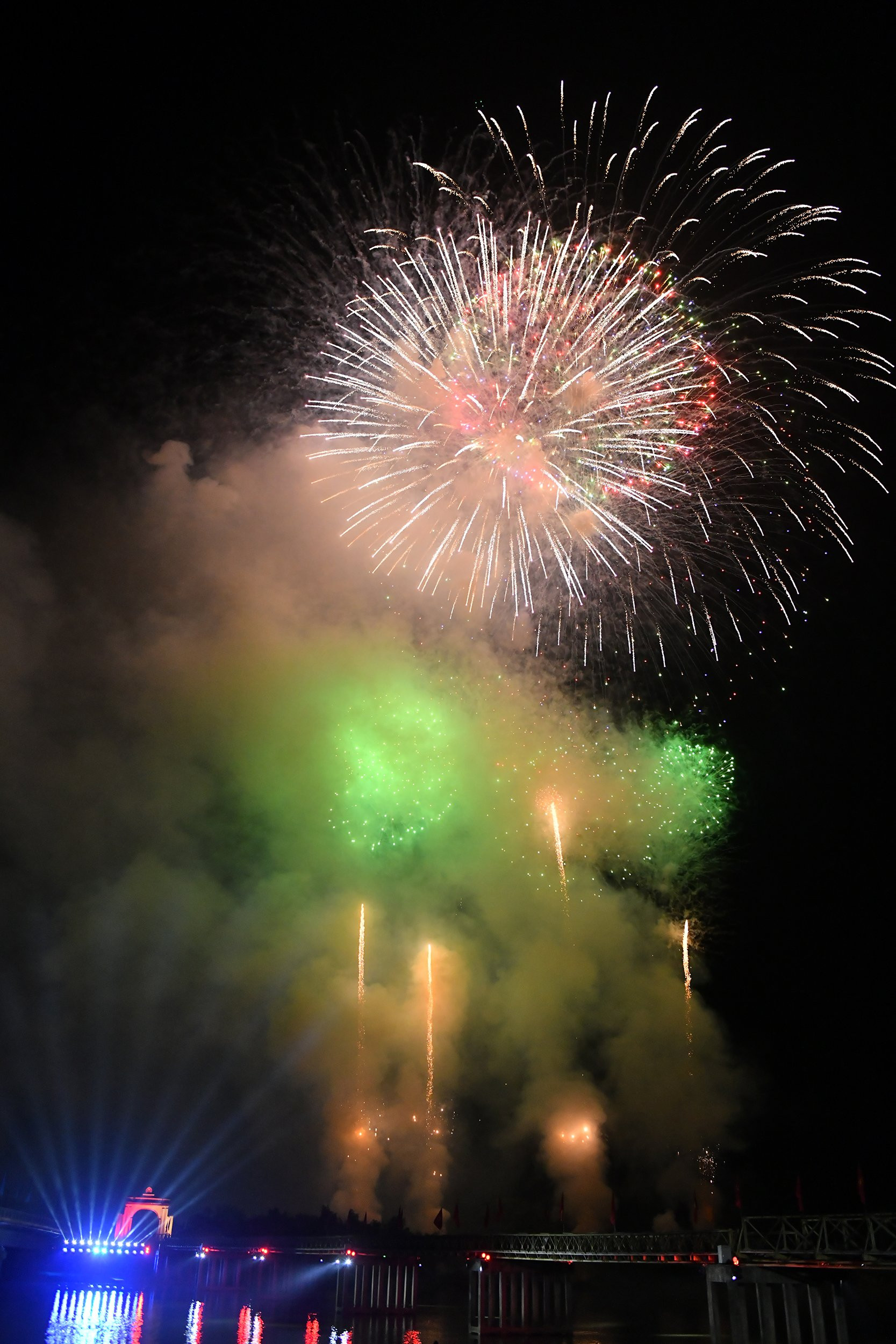 Cùng với drone light, trình diễn pháo hoa là tiết mục được người dân và du khách chờ đón để chiêm ngưỡng trong khuôn khổ chương trình nghệ thuật đặc biệt khai mạc Lễ hội Vì hòa bình 2024.