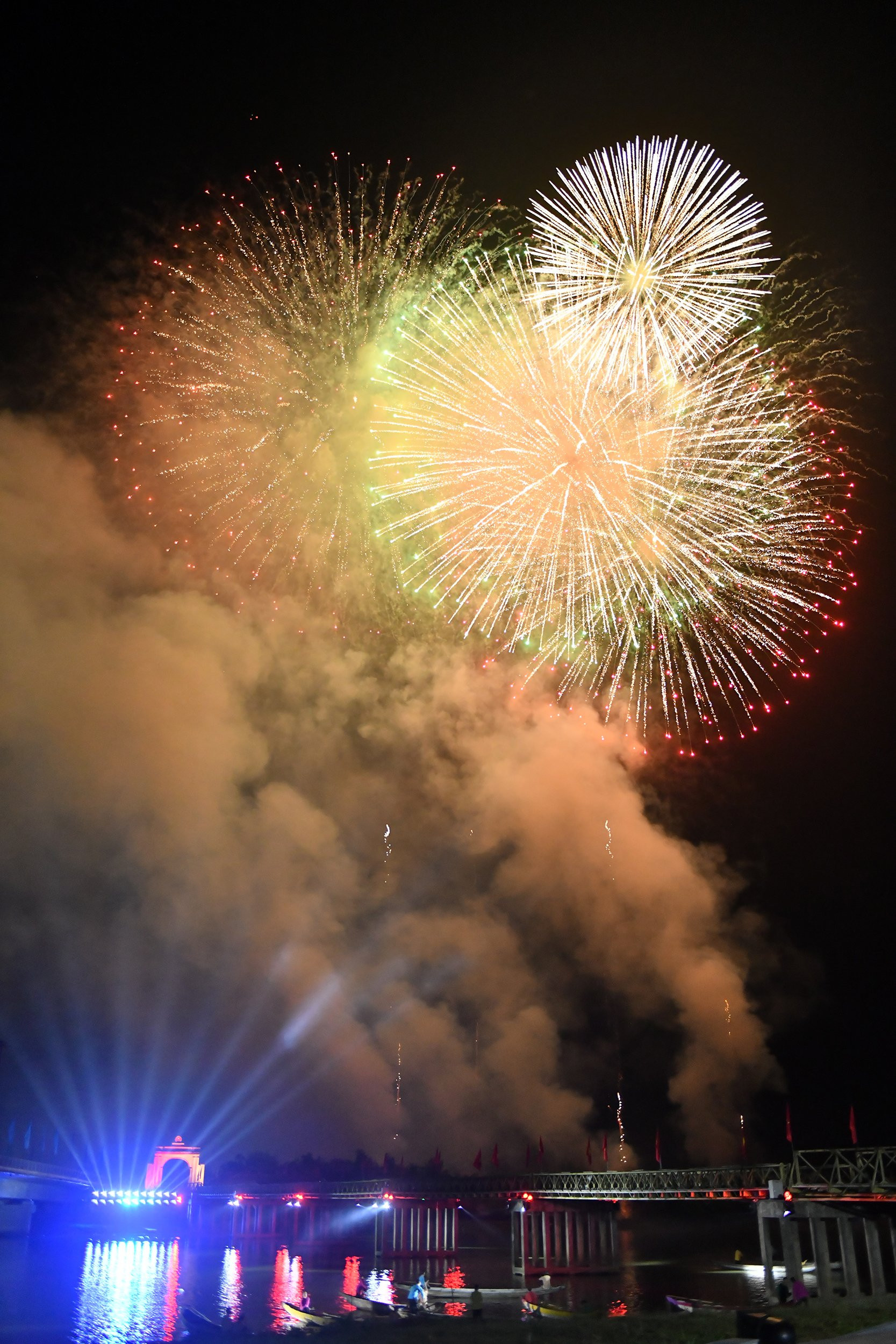 Khung cảnh đêm đôi bờ Hiền Lương-Bến Hải lung linh, tỏa sáng dưới bầu trời pháo hoa rực rỡ.