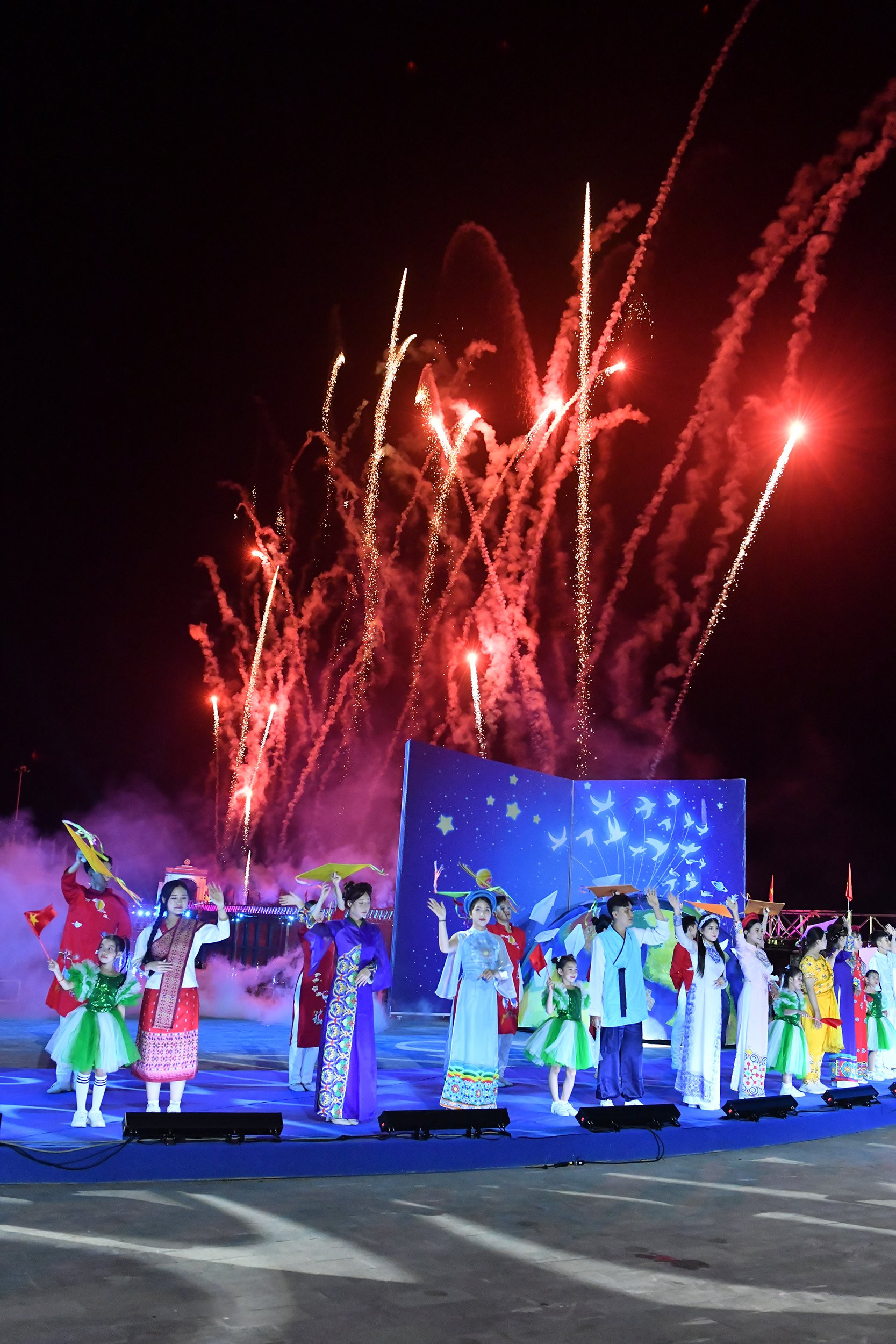 Trên nền nhạc bài hát "Heal the world", "Nối vòng tay lớn" và "Một vòng Việt Nam", những chùm pháo hoa được thiết kế tinh tế bắn lên trời cao từ cây cầu Hiền Lương bắc qua sông Bến Hải.