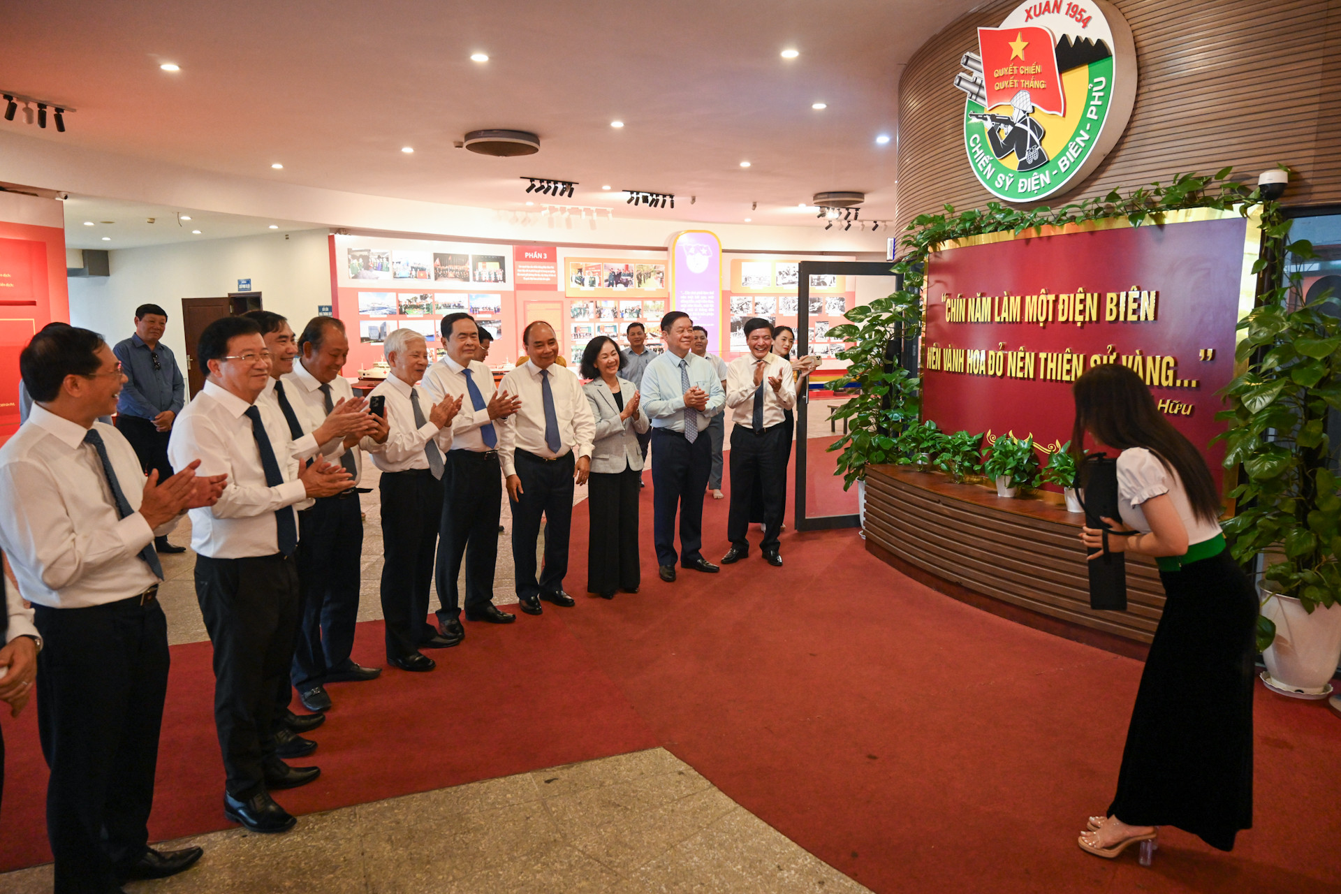 Tại đây, các thành viên trong đoàn được nghe hướng dẫn viên giới thiệu, thông tin về Chiến thắng Điện Biên Phủ - một "thiên sử vàng" chói lọi trong lịch sử đấu tranh, bảo vệ nền độc lập của dân tộc ta.