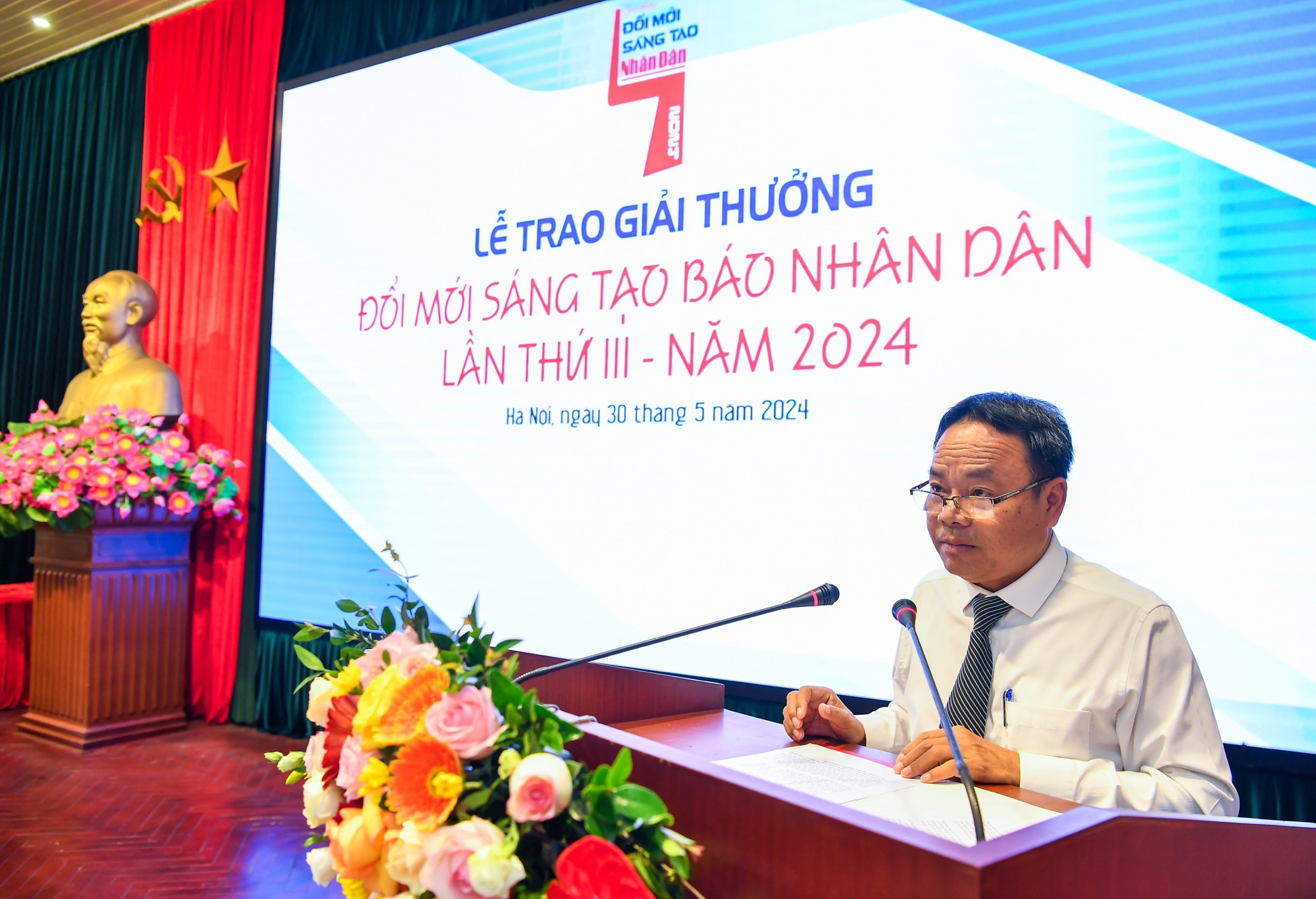 Đồng chí Đinh Như Hoan, Phó Tổng Biên tập, Chủ tịch Liên chi hội nhà báo Báo Nhân Dân trình bày báo cáo tổng kết hoạt động hưởng ứng Ngày Đổi mới sáng tạo Báo Nhân Dân lần thứ 3. Đồng chí Đinh Như Hoan, Phó Tổng Biên tập, Chủ tịch Liên chi hội nhà báo Báo Nhân Dân trình bày báo cáo tổng kết hoạt động hưởng ứng Ngày Đổi mới sáng tạo Báo Nhân Dân lần thứ 3.