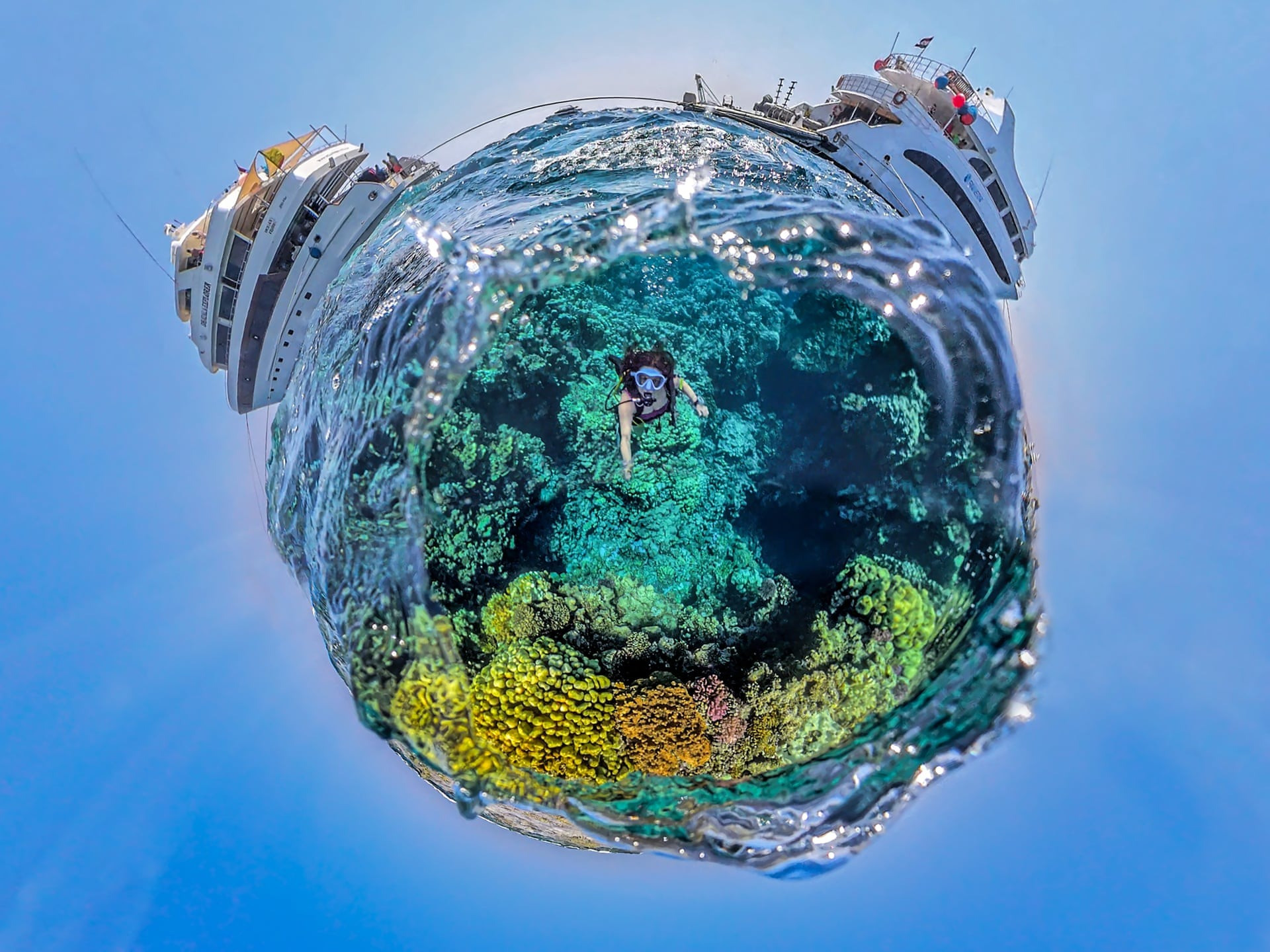 Bức ảnh kể câu chuyện về cuộc sống trên tàu, trải nghiệm lặn biển ở rạn san hô Ai Cập và nghệ thuật chụp ảnh selfie bằng máy ảnh Insta360. (Ảnh: Jenny Stock, Anh)