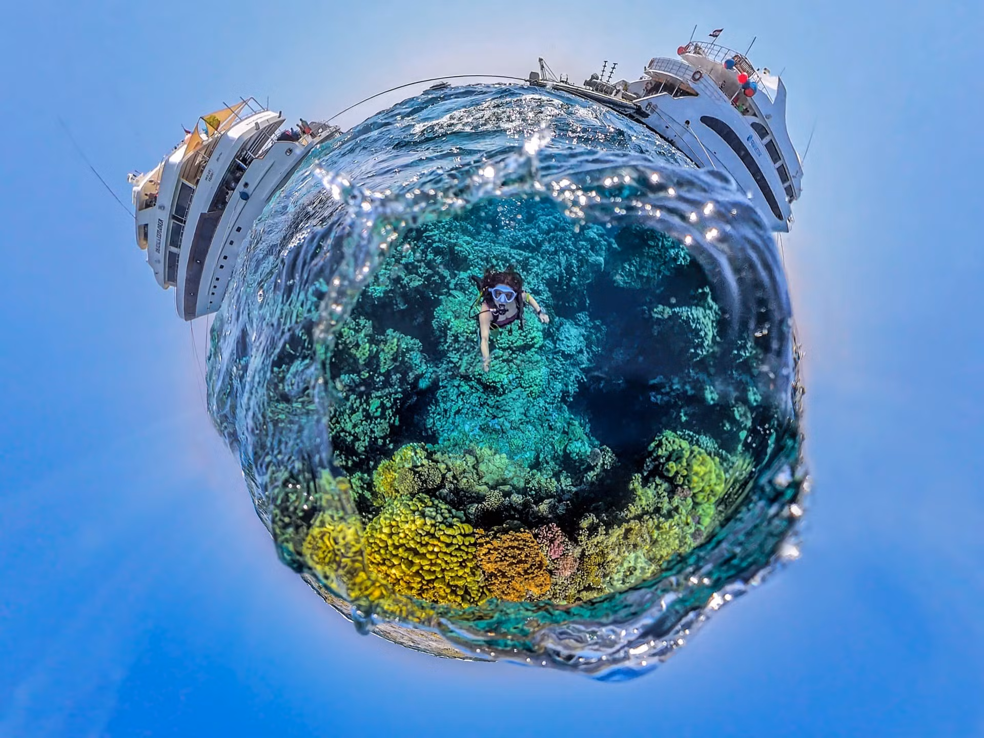Bức ảnh kể câu chuyện về cuộc sống trên tàu, trải nghiệm lặn biển ở rạn san hô Ai Cập và nghệ thuật chụp ảnh selfie bằng máy ảnh Insta360. (Ảnh: Jenny Stock, Anh)