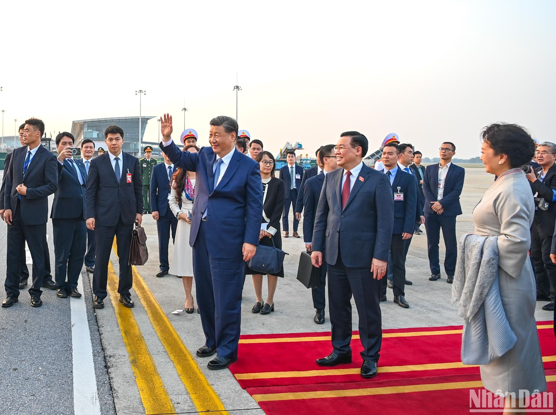 Tổng Bí thư, Chủ tịch Trung Quốc Tập Cận Bình vẫy chào người dân tại Sân bay quốc tế Nội Bài.