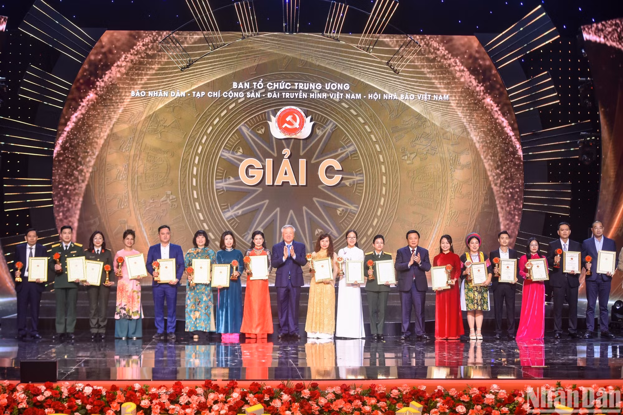 Đồng chí Nguyễn Hòa Bình, Ủy viên Bộ Chính trị, Bí thư Trung ương Đảng, Chánh án Tòa án nhân dân tối cao và đồng chí Nguyễn Xuân Thắng, Ủy viên Bộ Chính trị, Giám đốc Học viện Chính trị quốc gia Hồ Chí Minh, Chủ tịch Hội đồng Lý luận Trung ương trao giải C cho các tác giả, đại diện nhóm tác giả.