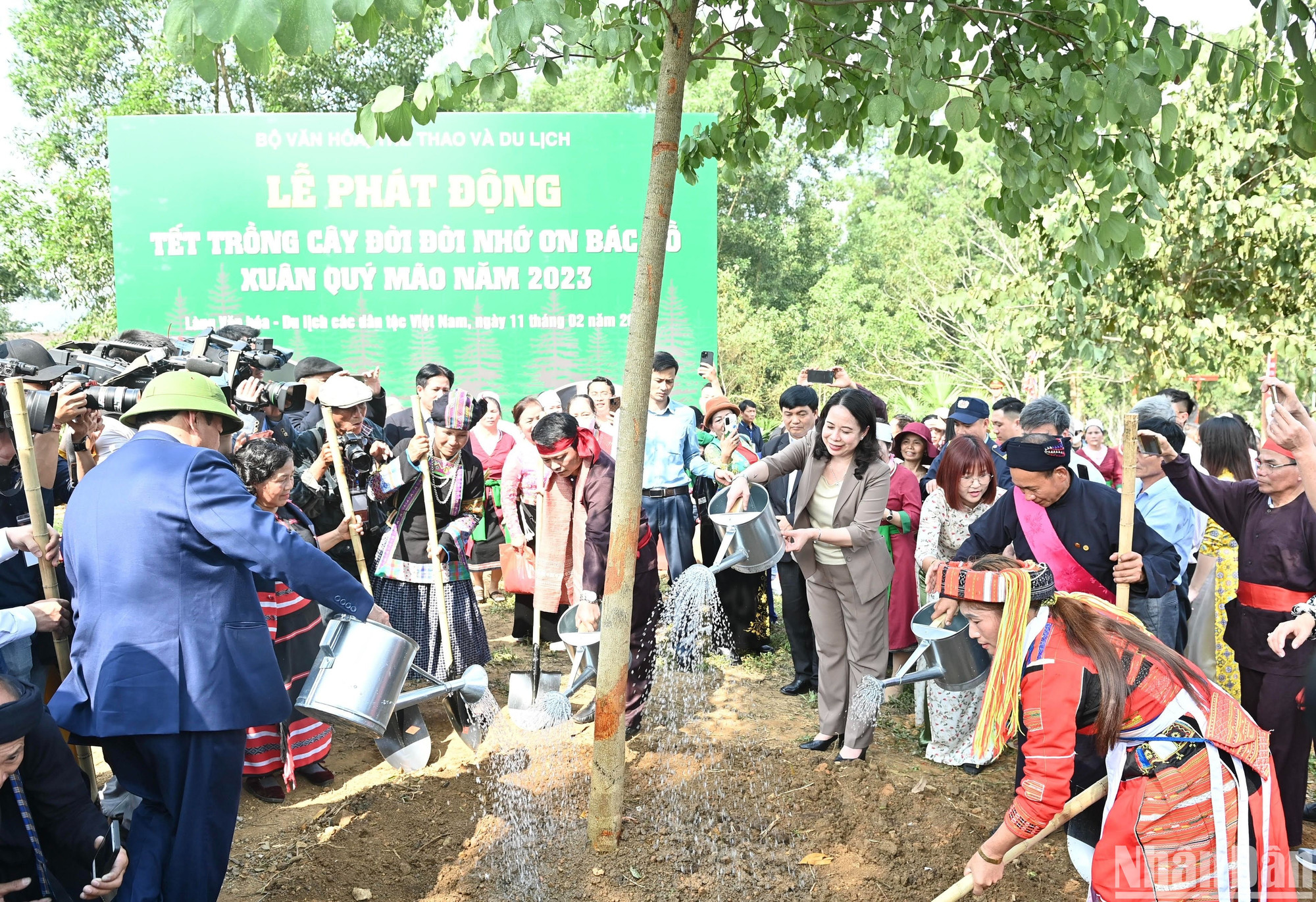 Quyền Chủ tịch nước Võ Thị Ánh Xuân và các đại biểu trồng cây tại Làng Văn hóa-Du lịch các dân tộc Việt Nam.