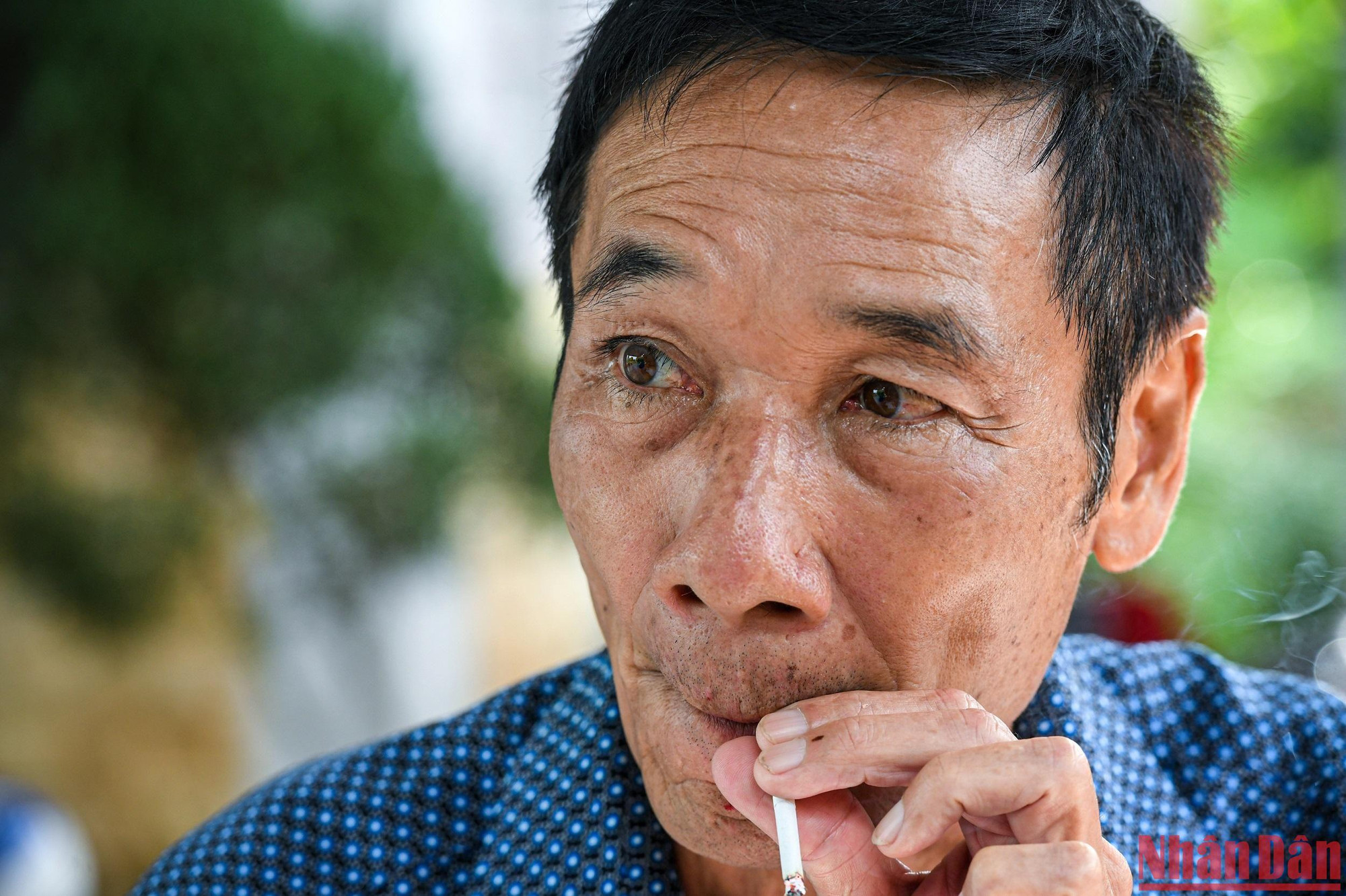 Mỗi lần nhớ về những ngày đã qua, mắt ông Tư Trung lại đỏ hoe. (Ảnh: THÀNH ĐẠT)