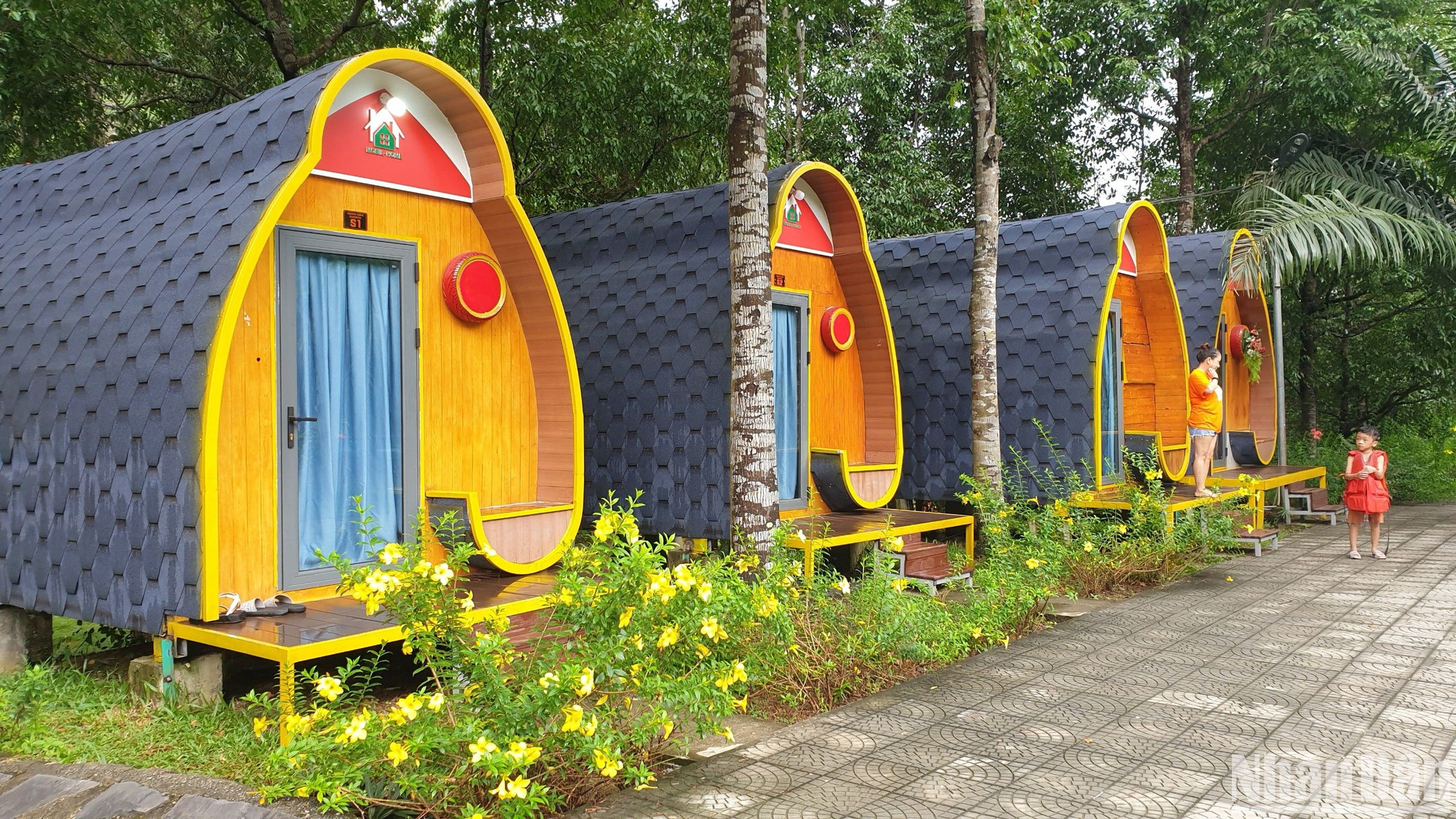 Các khu lưu trú được thiết kế hài hòa với thiên nhiên, sử dụng các chất liệu thân thiện môi trường, tạo không gian mở nhưng vẫn đủ yên tĩnh và riêng tư. Khu du lịch cũng cung cấp các dịch vụ lều, bạt, sân bãi phù hợp các hoạt động tập thể ngoài trời.