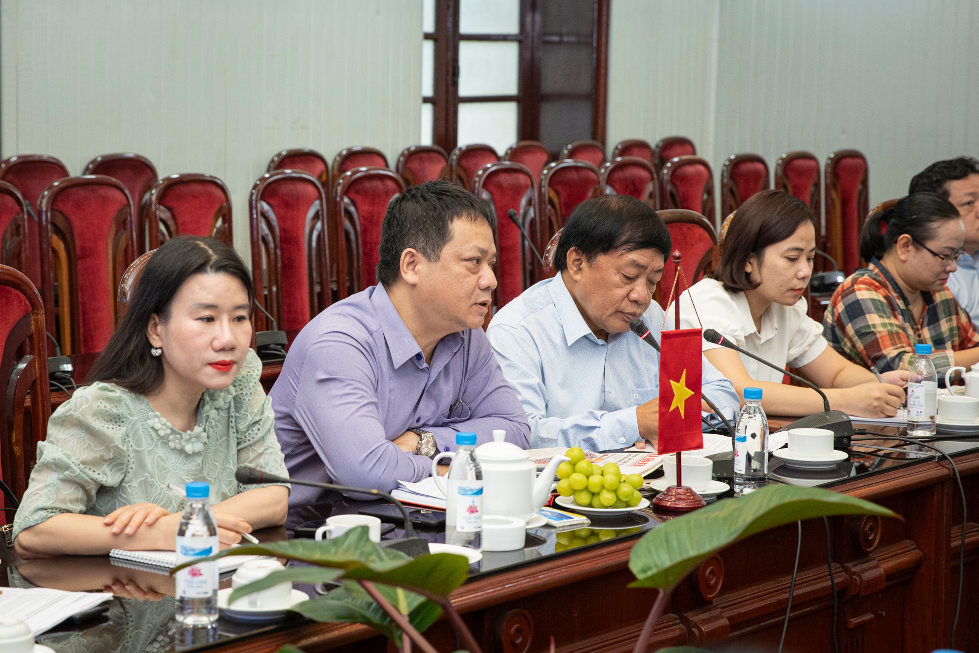 Đồng chí Phạm Song Hà, Ủy viên Ban Biên tập, Trưởng Ban Chính trị-Xã hội thông tin đến các thành viên trong đoàn công tác của Lào một số cột mốc nổi bật trong quá trình hình thành và phát triển của Báo Nhân Dân kể từ thời điểm xuất bản số báo đầu tiên ngày 11/3/1951 cho đến nay.