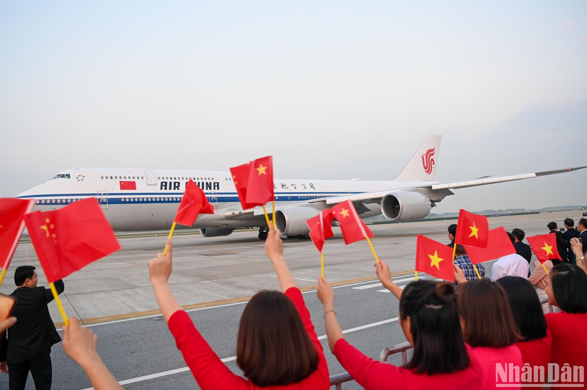 Chuyên cơ chở Tổng Bí thư, Chủ tịch Trung Quốc Tập Cận Bình và Phu nhân cùng Đoàn đại biểu cấp cao Trung Quốc rời Thủ đô Hà Nội, kết thúc tốt đẹp chuyến thăm cấp Nhà nước tới Việt Nam.