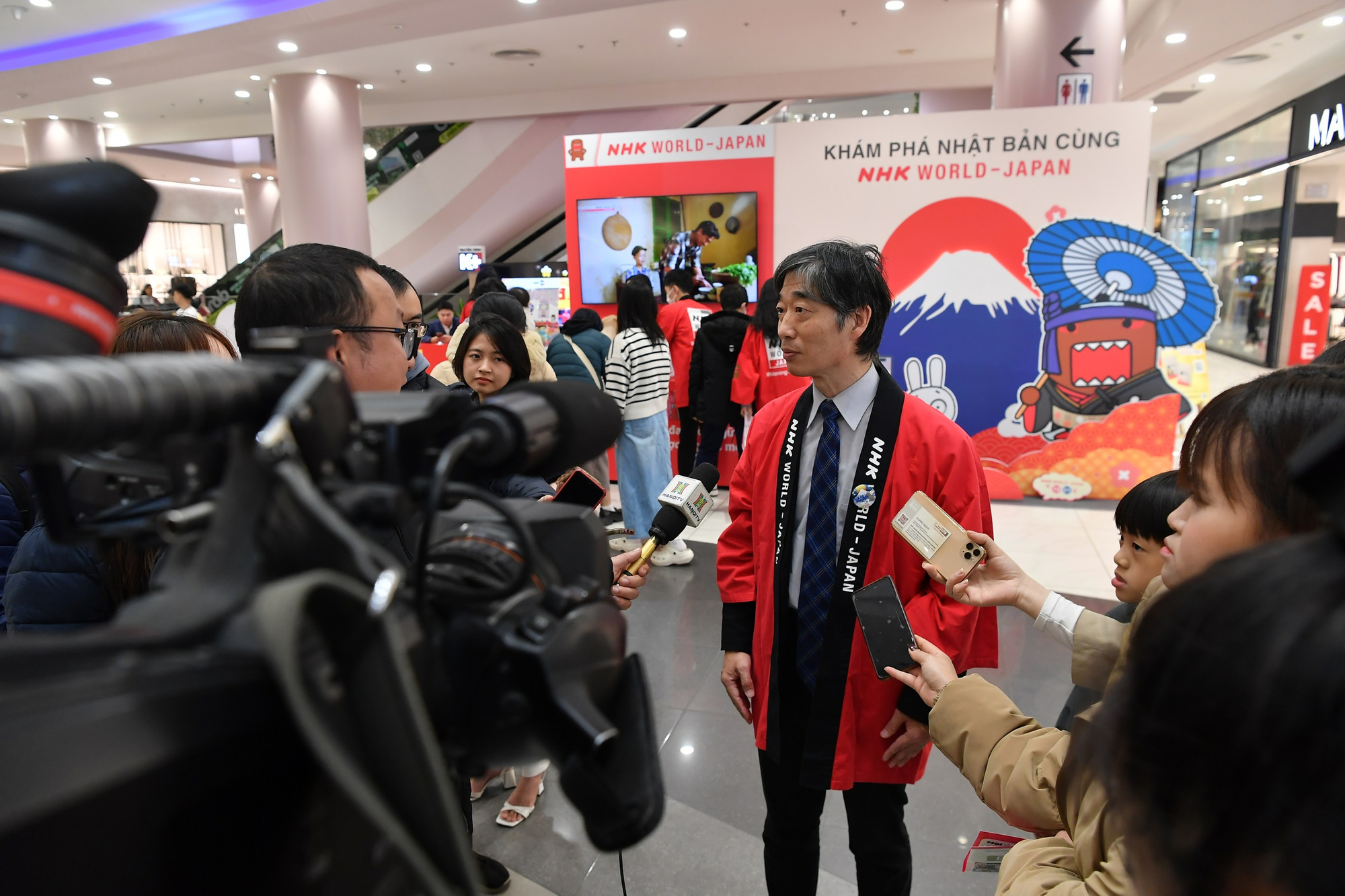 Ông Kuriki Seiichi, người phụ trách chương trình tiếp thị ở Việt Nam của NHK World-Japan trả lời phỏng vấn báo chí tại sự kiện. Ông Kuriki Seiichi, người phụ trách chương trình tiếp thị ở Việt Nam của NHK World-Japan trả lời phỏng vấn báo chí tại sự kiện.