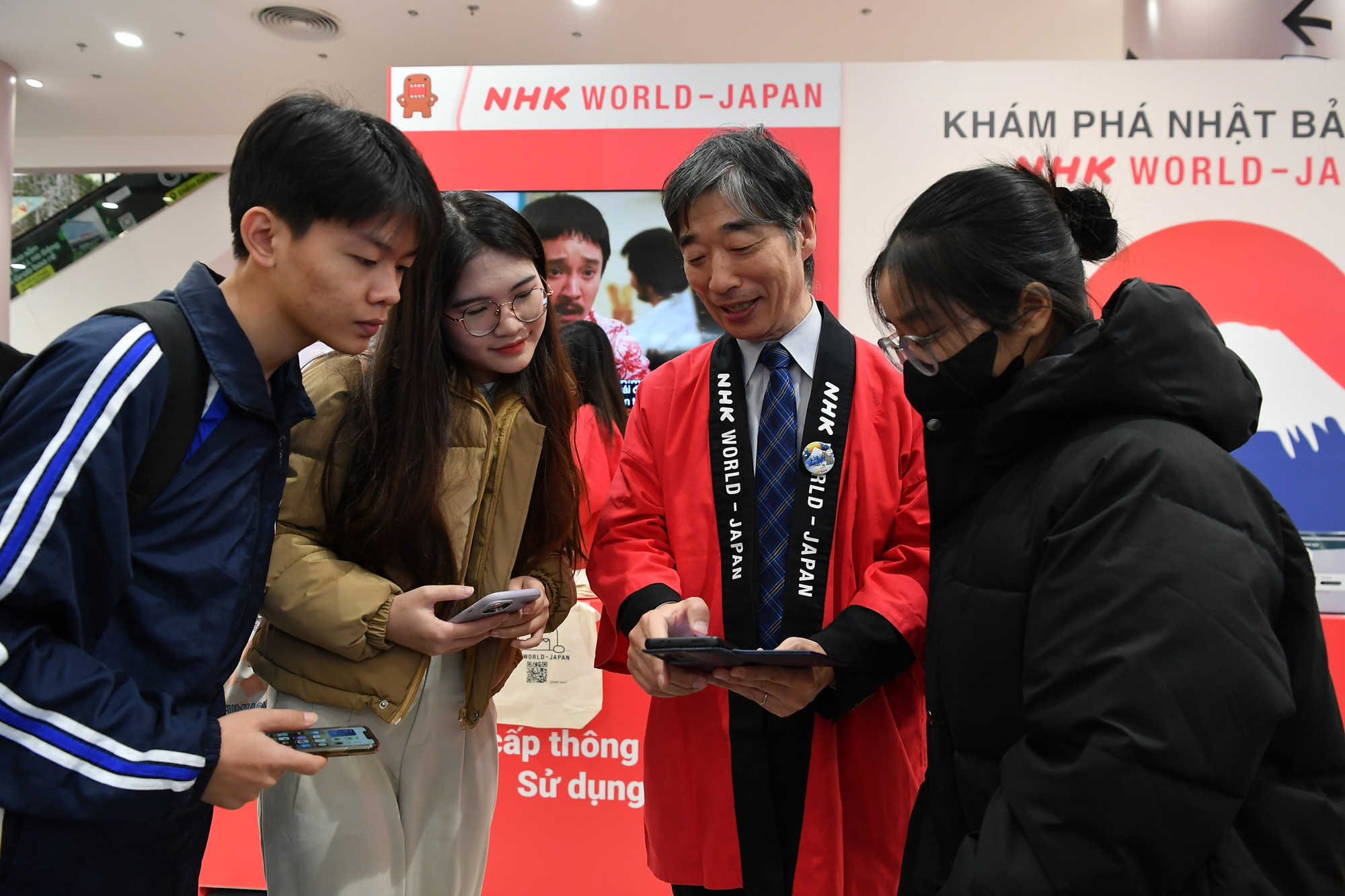 Ông Kuriki Seiichi hướng dẫn cài đặt và giới thiệu với các bạn trẻ về ứng dụng NHK World-Japan. Ông Kuriki Seiichi hướng dẫn cài đặt và giới thiệu với các bạn trẻ về ứng dụng NHK World-Japan.